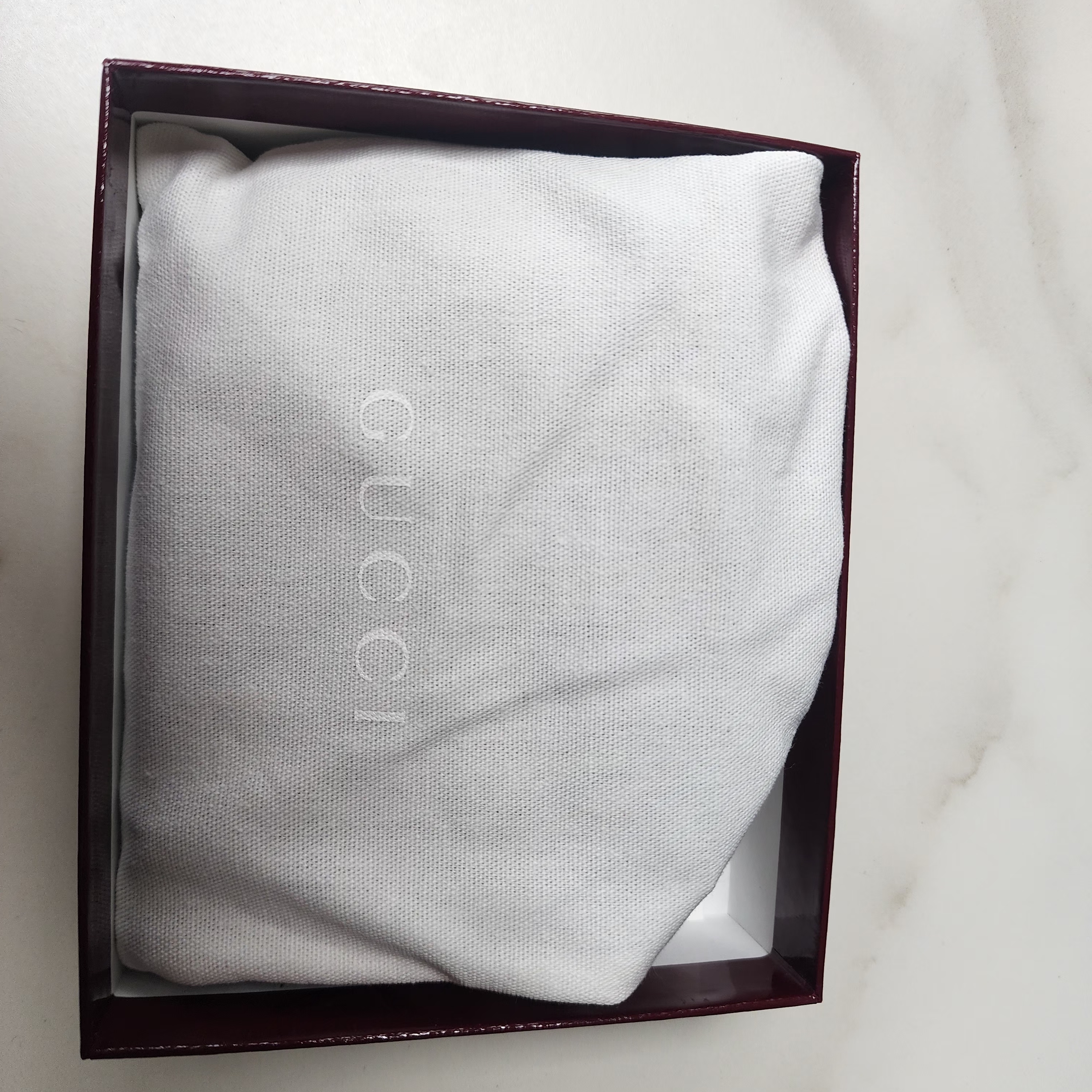 Gucci GG Marmont Leather Bi-Fold Wallet Black Gold 착용 스타일 - 3