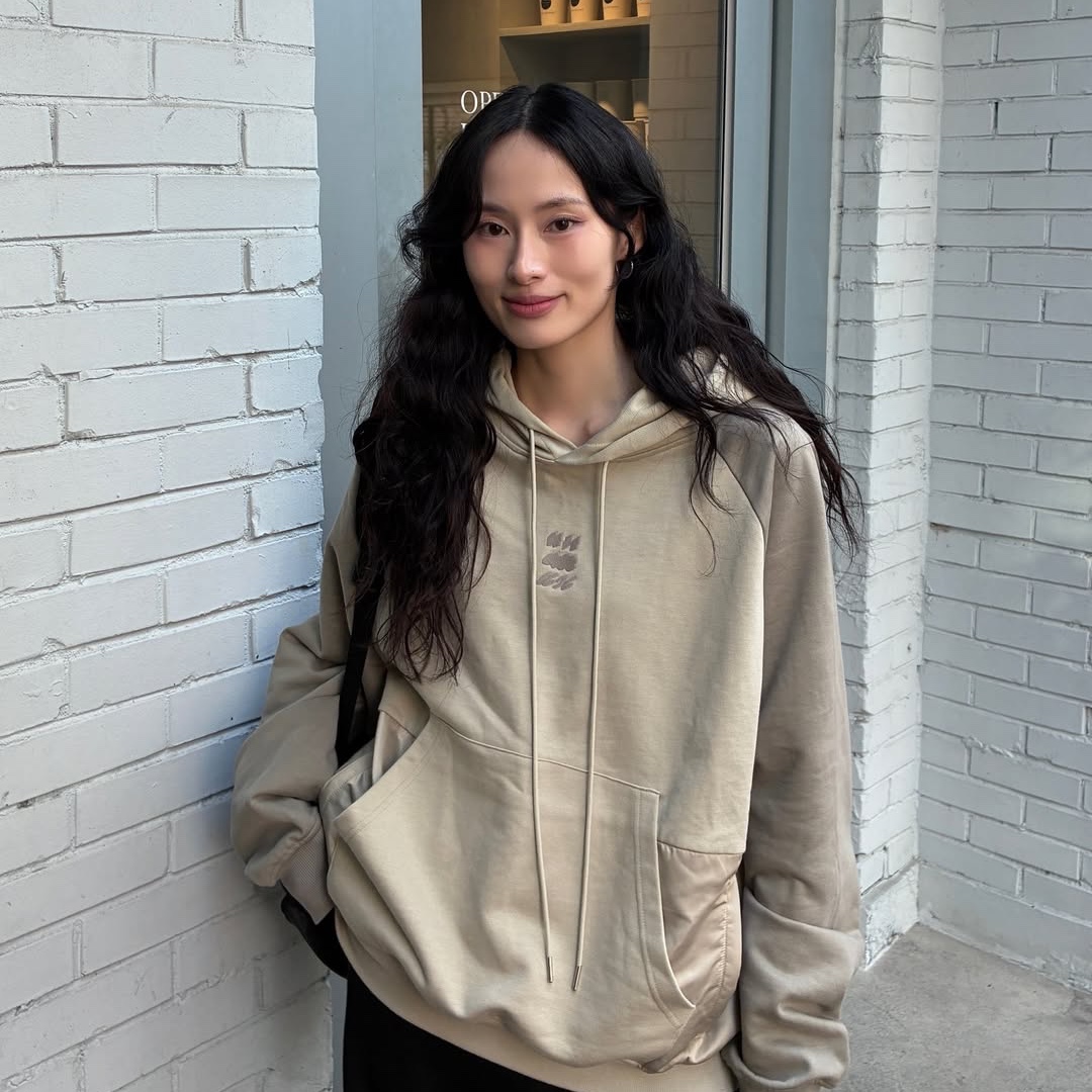 Express Holiday Color Block Hoodie Sand Beige, Express Holiday Color Block Hoodie Black 착용 스타일 - 2