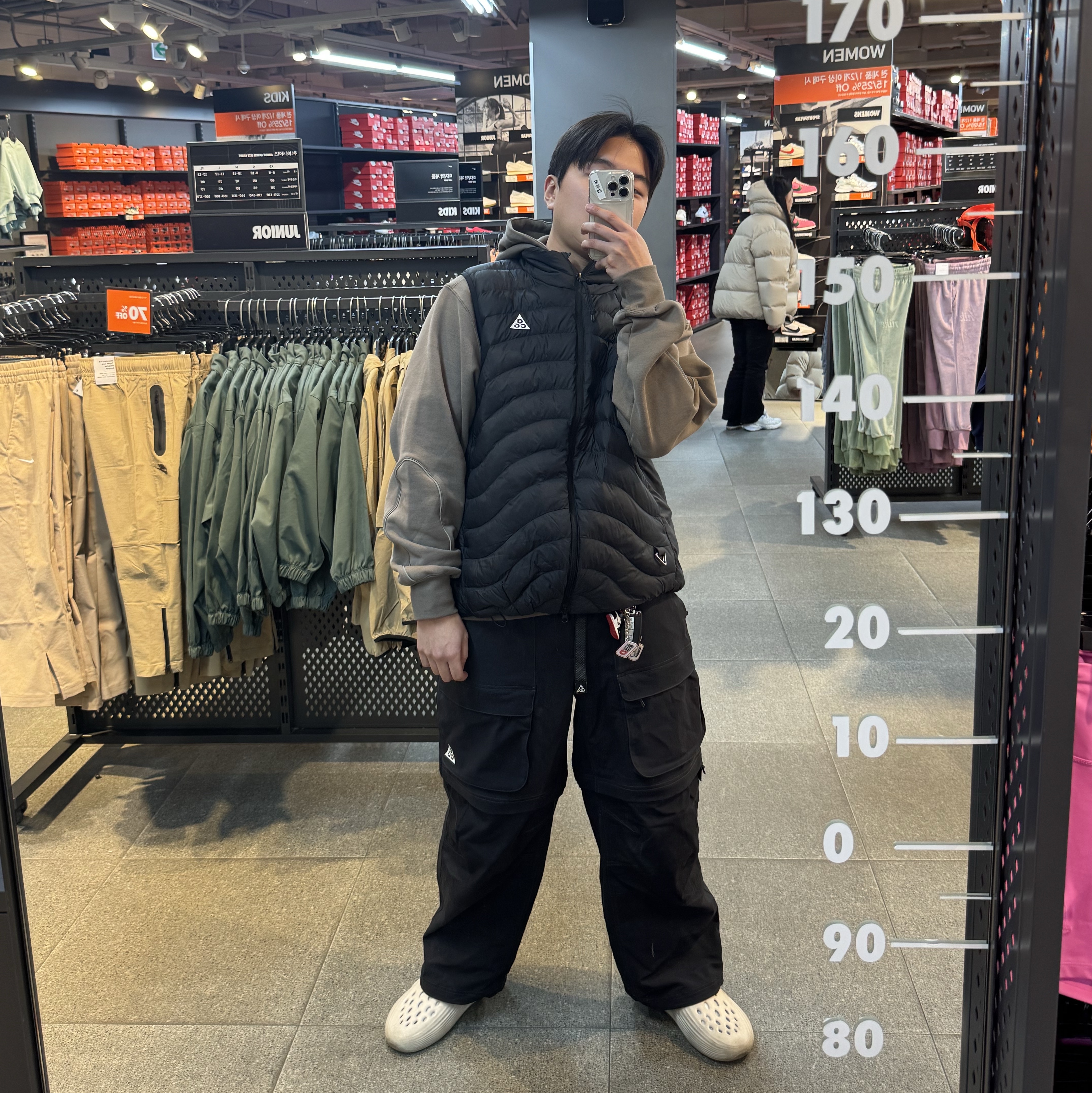 Nike ReactX Rejuven8 Light Orewood Brown, Nike ACG Smith Summit Zip Cargo Pants Black Anthracite - Asia 착용 스타일