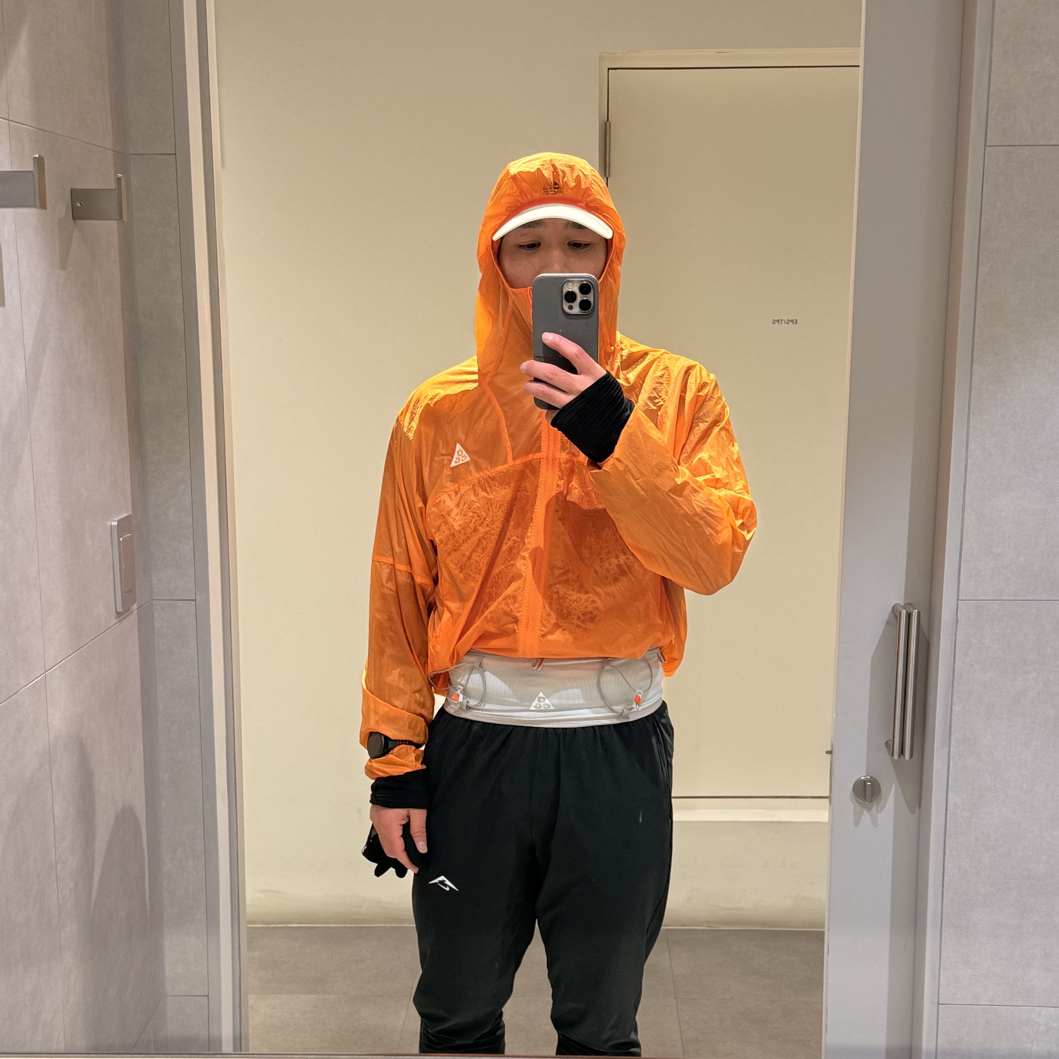 Nike ACG Windproof Cinder Cone Jacket Bright Mandarin - Asia, Nike ACG Dri-Fit Lightweight Gloves Black Silver 착용 스타일