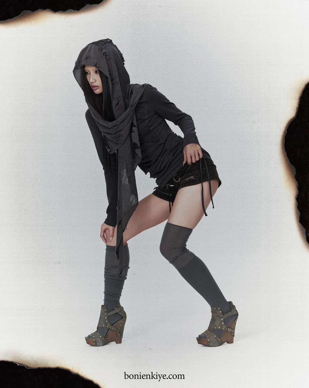 (W) 보니앤키예 디스트레스드 후드 스카프 드레스 차콜((W) bonienkiye Distressed Hood Scarf Dress Charcoal) - 6