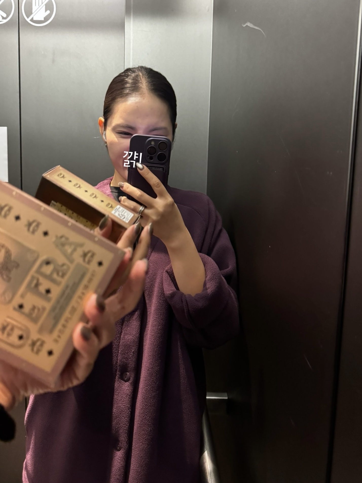 (W) Nike Air Superfly Metallic Silver and Black, BAPE College L/S T-Shirt Gray 착용 스타일 - 4