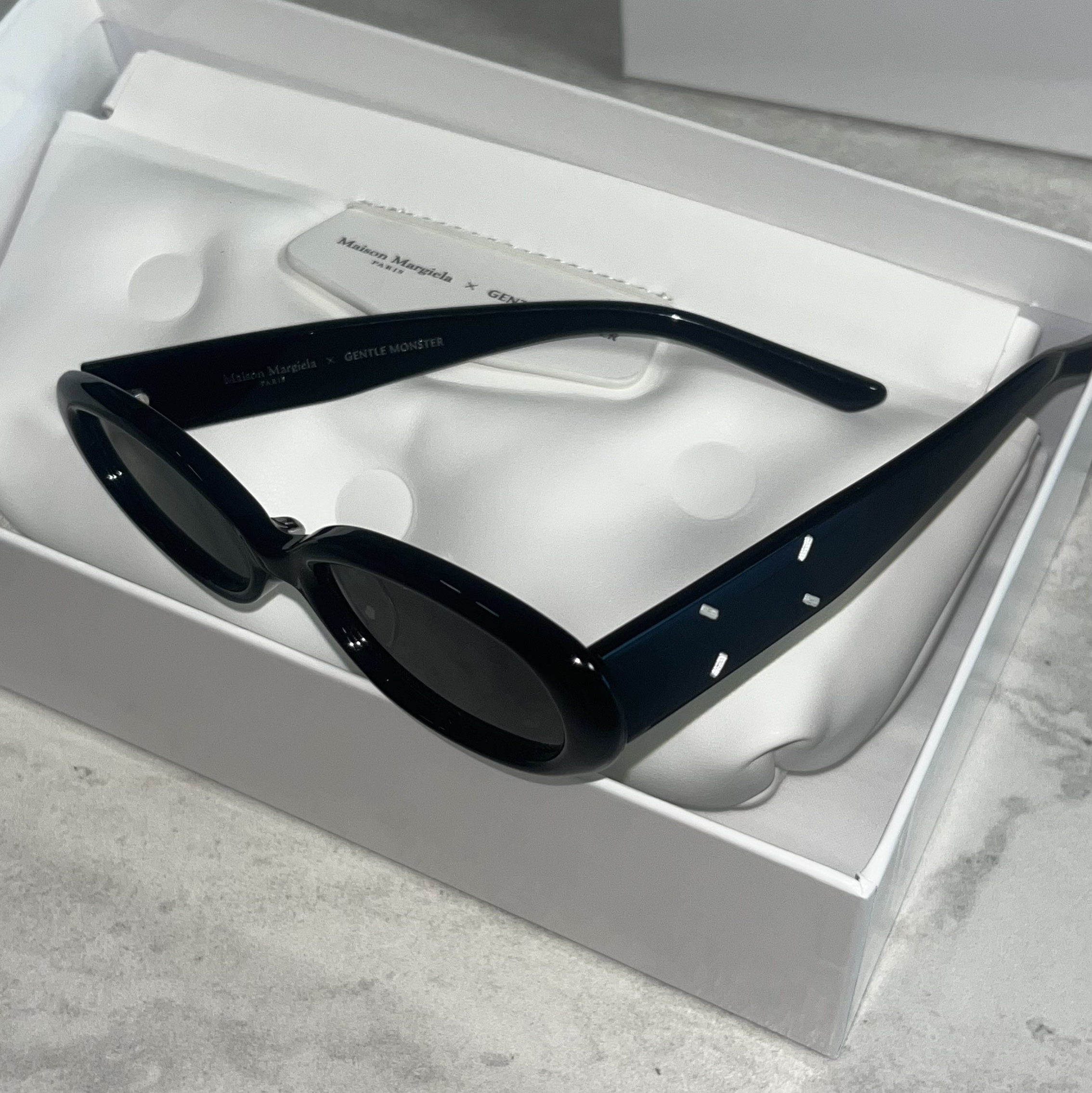 Gentle Monster x Maison Margiela MM206 Black Gray 착용 스타일 - 2