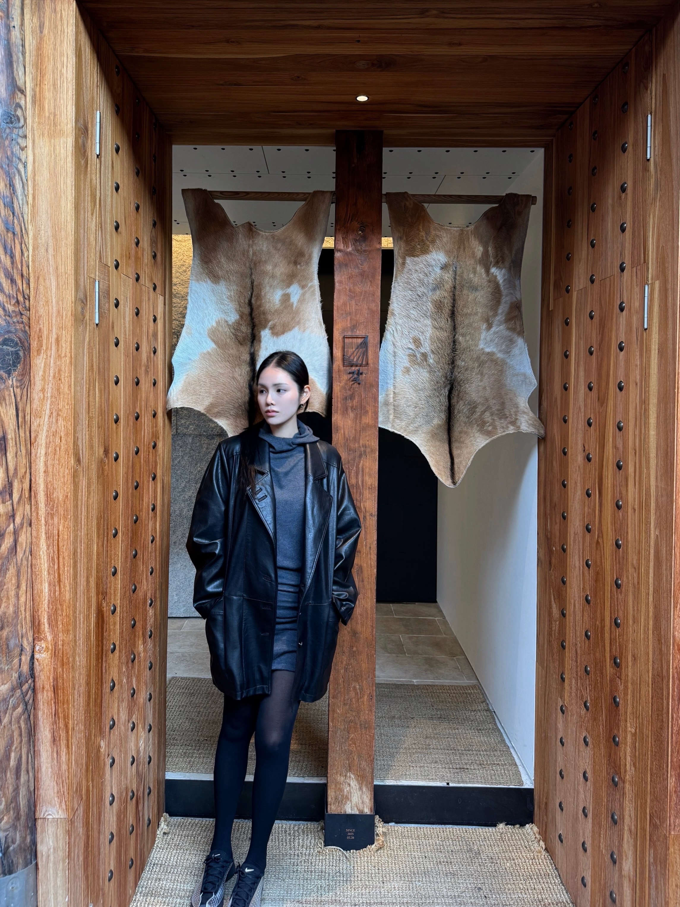 (W) Nike Air Superfly Metallic Silver and Black, BAPE College L/S T-Shirt Gray 착용 스타일 - 1