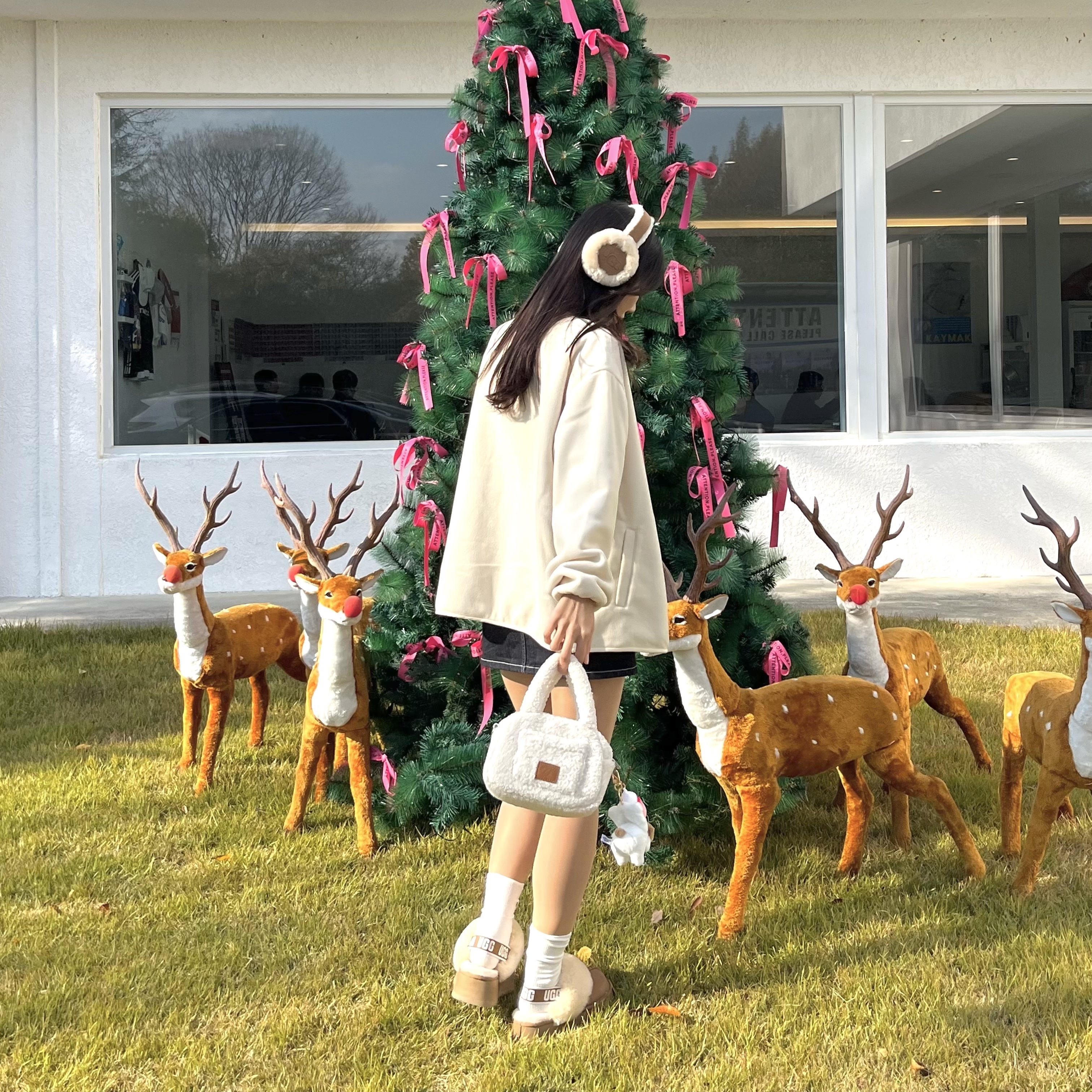 (W) UGG Embroidered Logo Earmuff Chestnut, (W) UGG Funkette Slides Chestnut 착용 스타일 - 5
