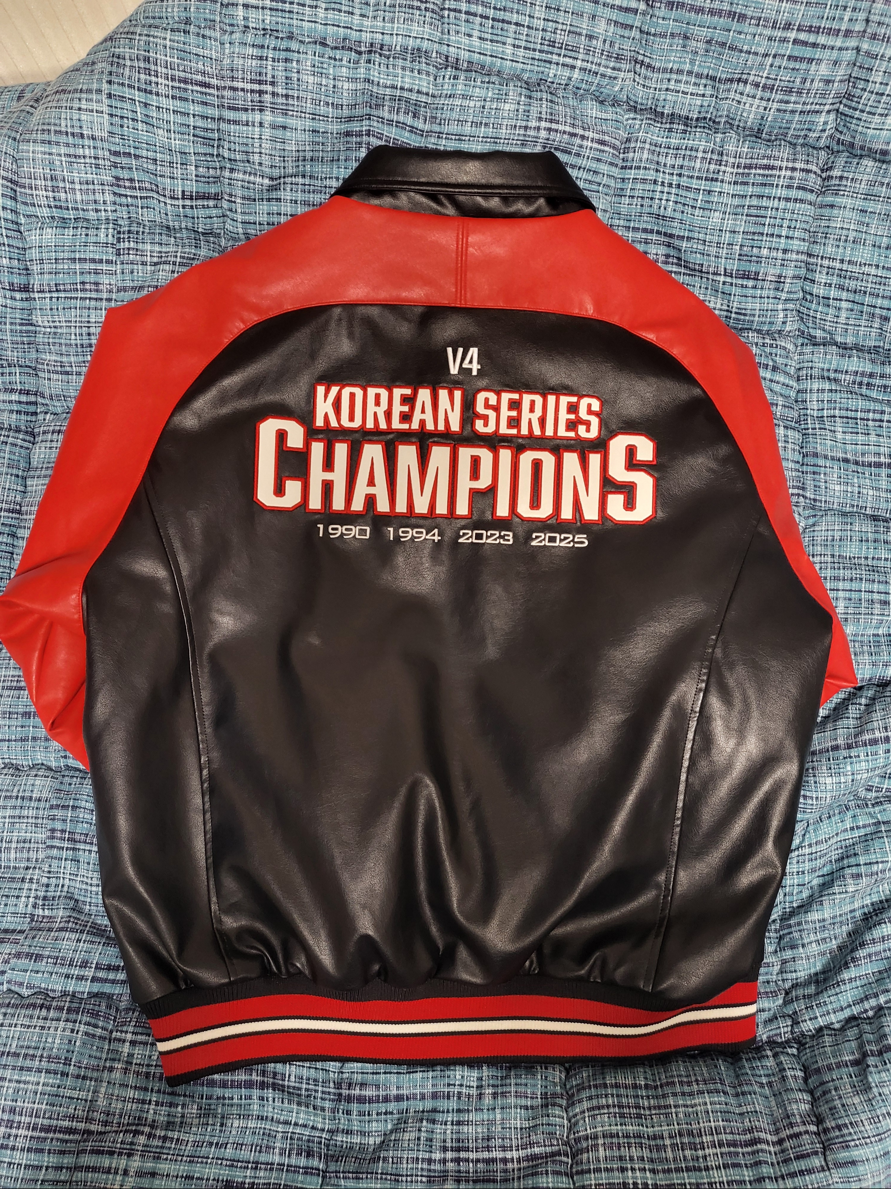 BDNS x LG TWINS 2025 Champions Leather Jacket Red 착용 스타일 - 2