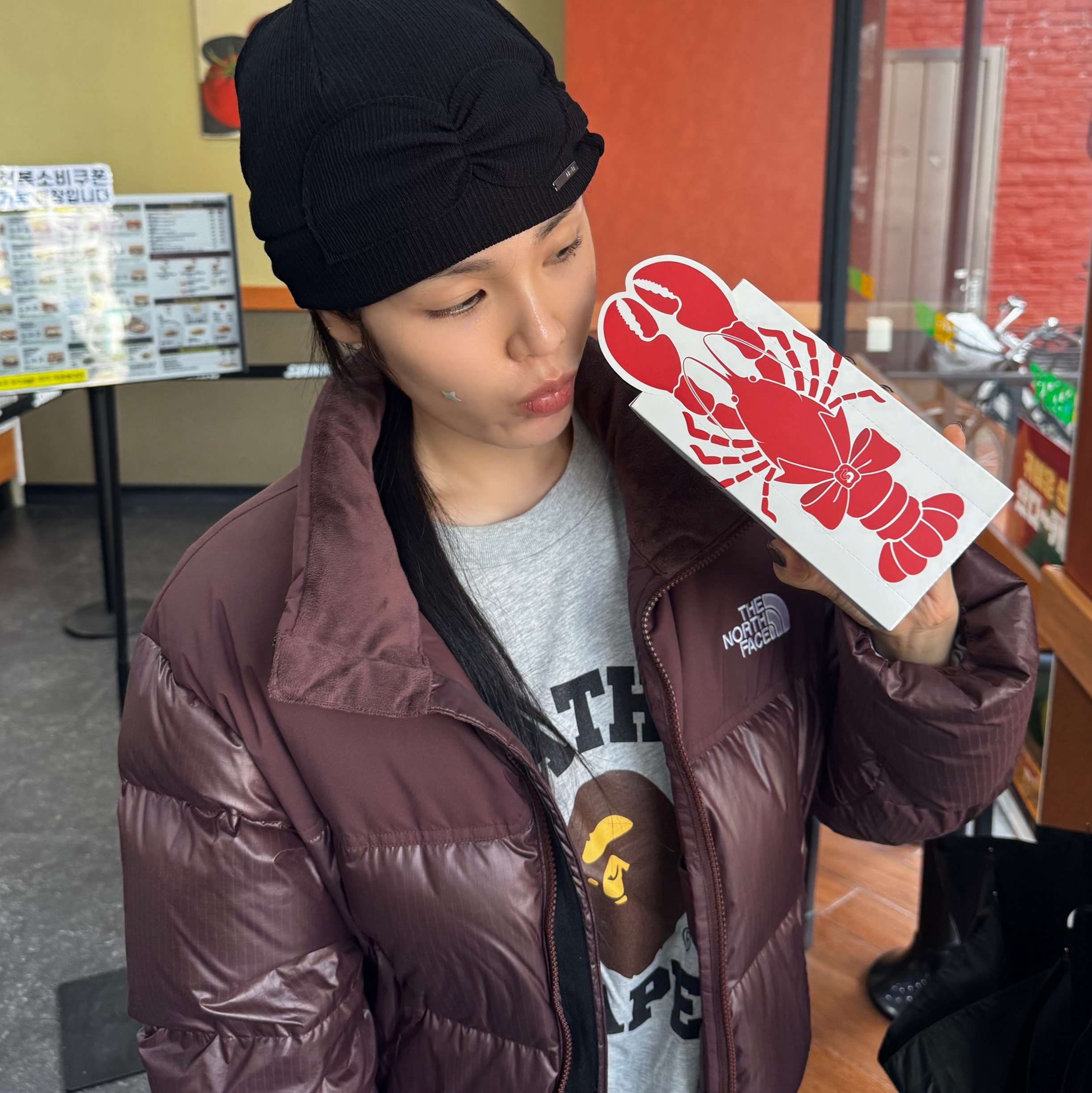 Play Comme des Garcons White Heart Knit Cardigan Dark Grey, Aftermath Atm Logo Ball Cap Black 착용 스타일 - 2