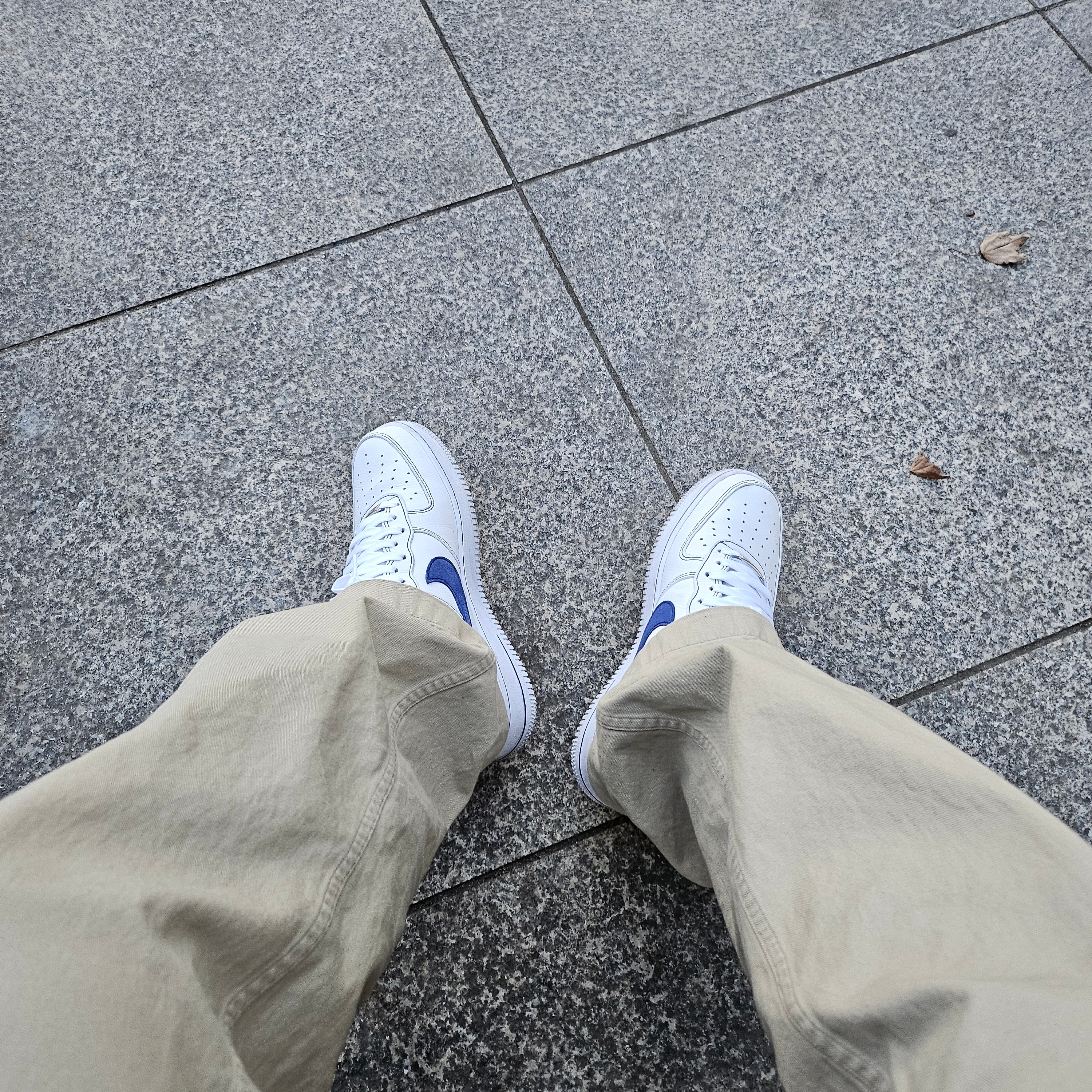 Nike Air Force 1 '07 LV8 White Deep Royal Blue 착용 스타일