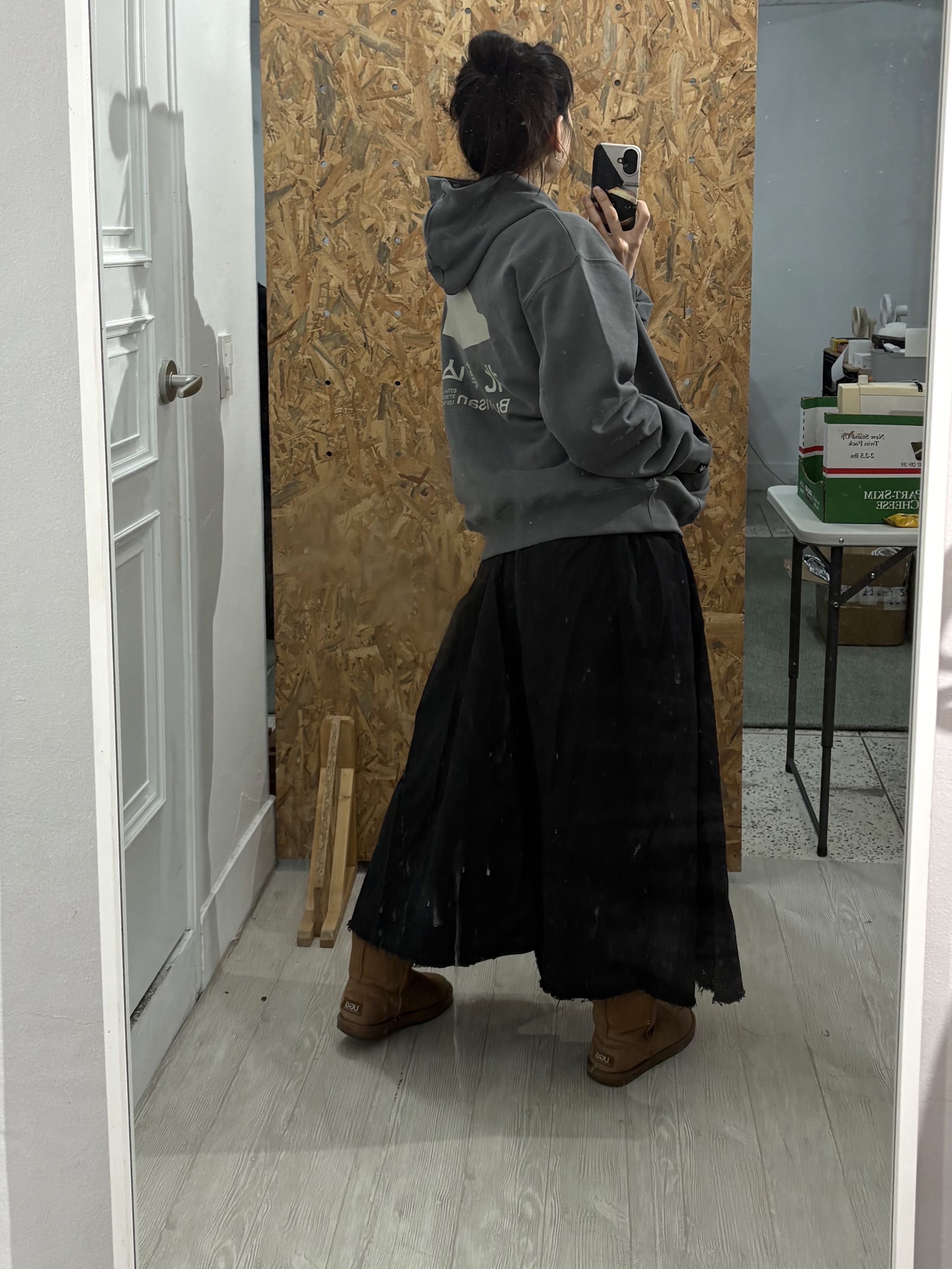 WHILE Vintage Pigment Hoodie Turtle Grey 착용 스타일 - 2