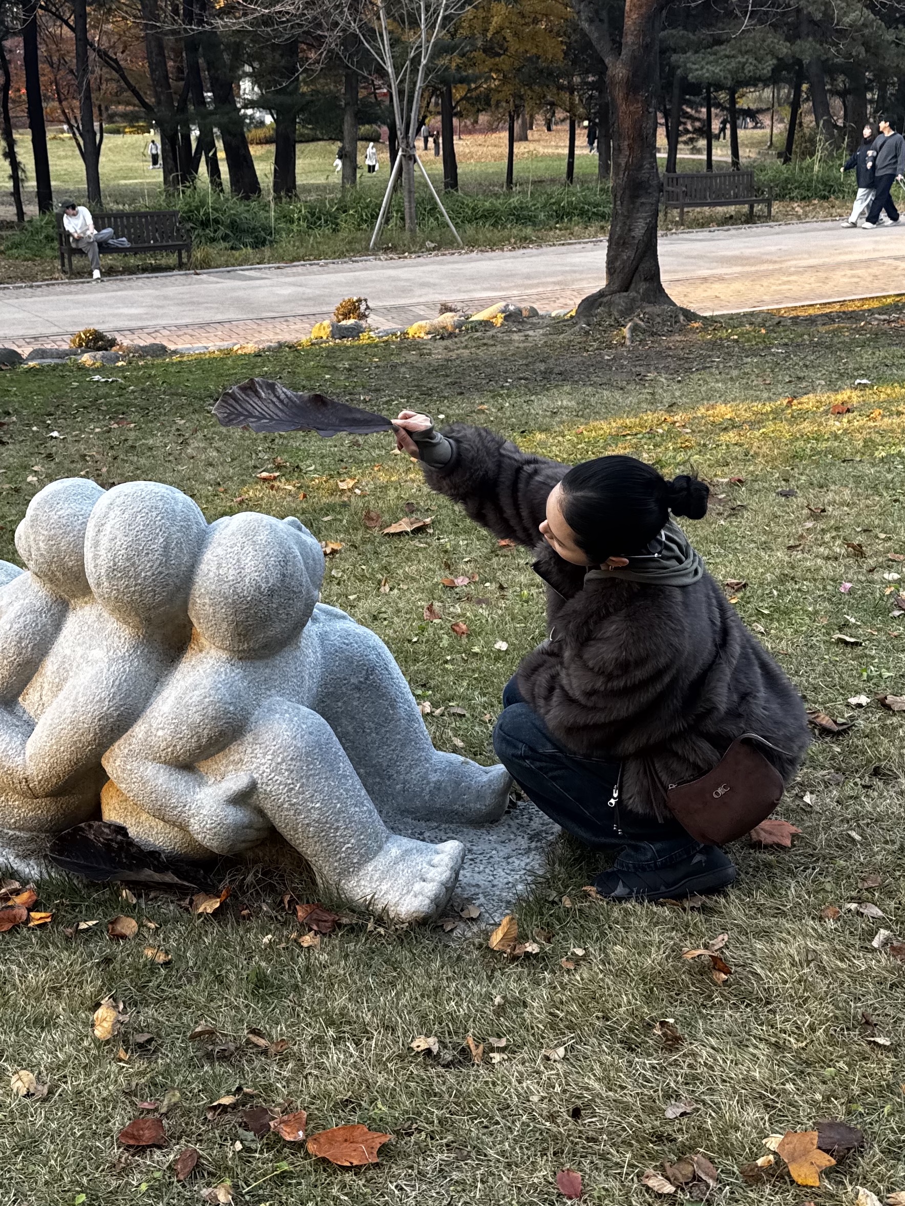 Subu Packable Exclusive Black, Lemaire Medium Croissant Bag Soft Grained Leather Dark Chocolate 착용 스타일 - 4