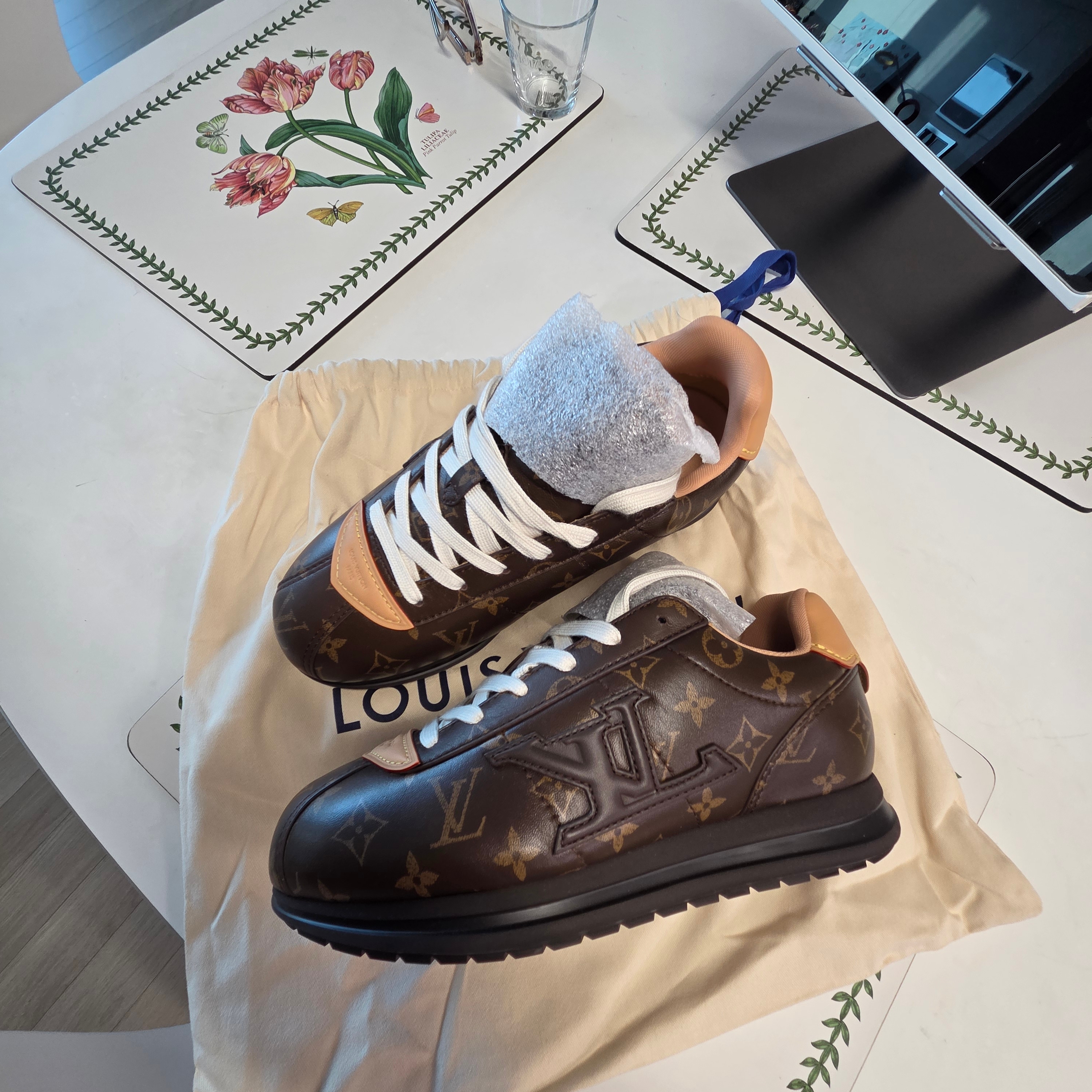 Louis Vuitton LV Buttersoft Sneakers Macassar 착용 스타일