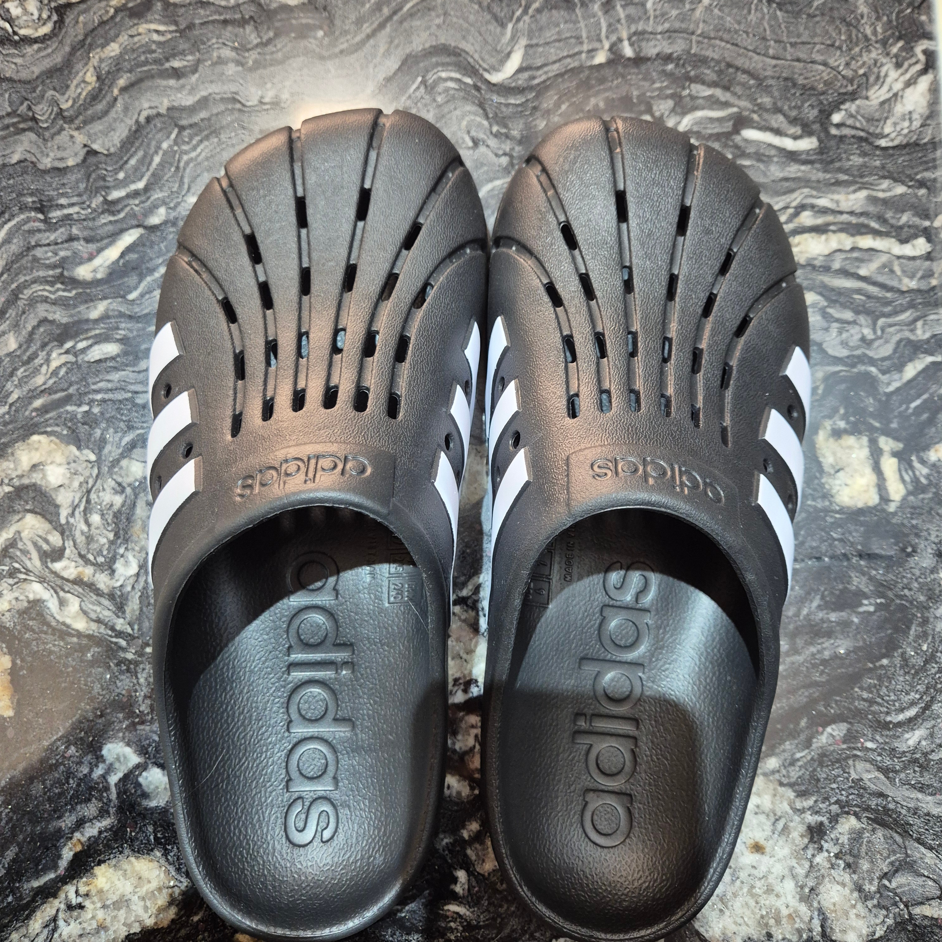 Adidas Adilette Clog Black White 착용 스타일 - 2