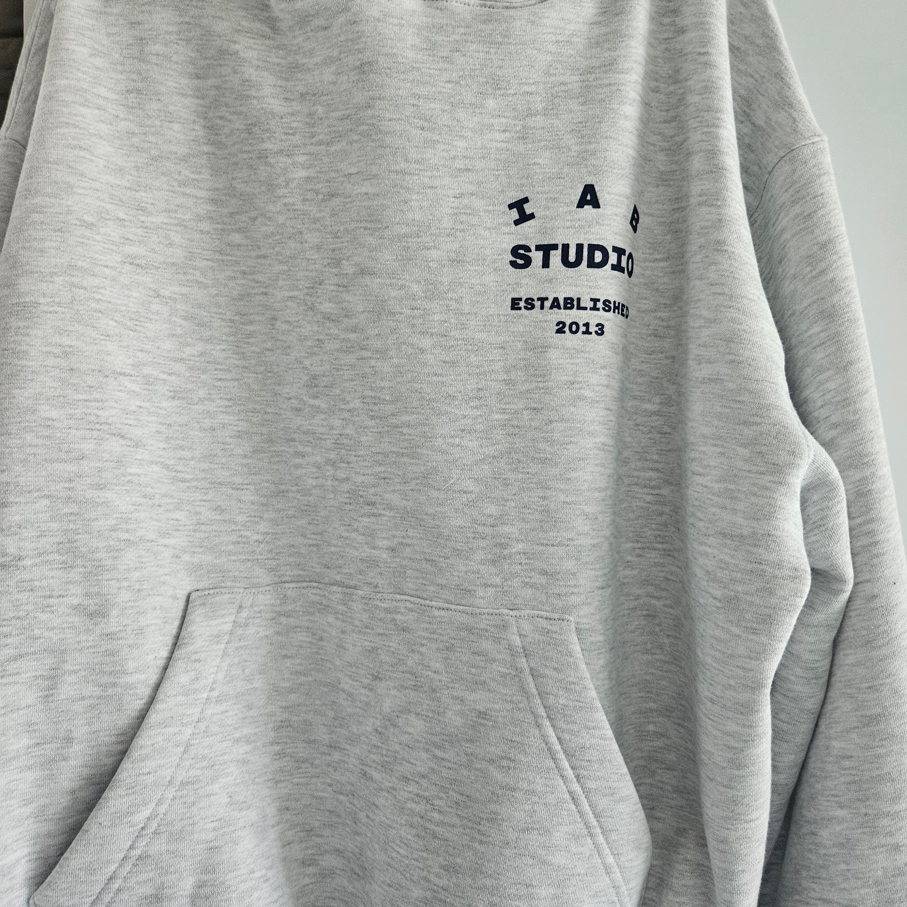 IAB Studio 25 Hoodie Light Gray Navy 착용 스타일