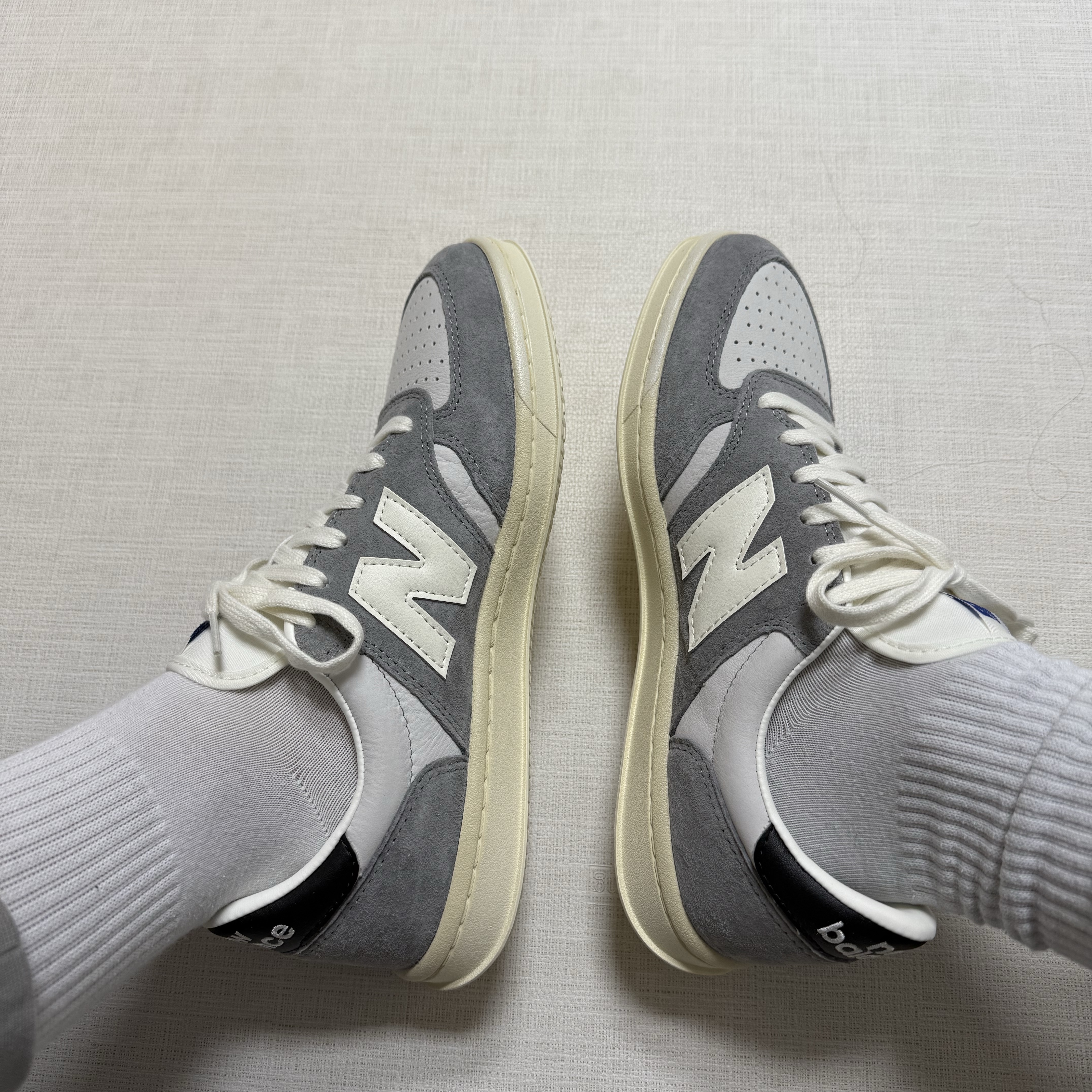 New Balance T500 Slate Grey Reflection - D Standard 착용 스타일