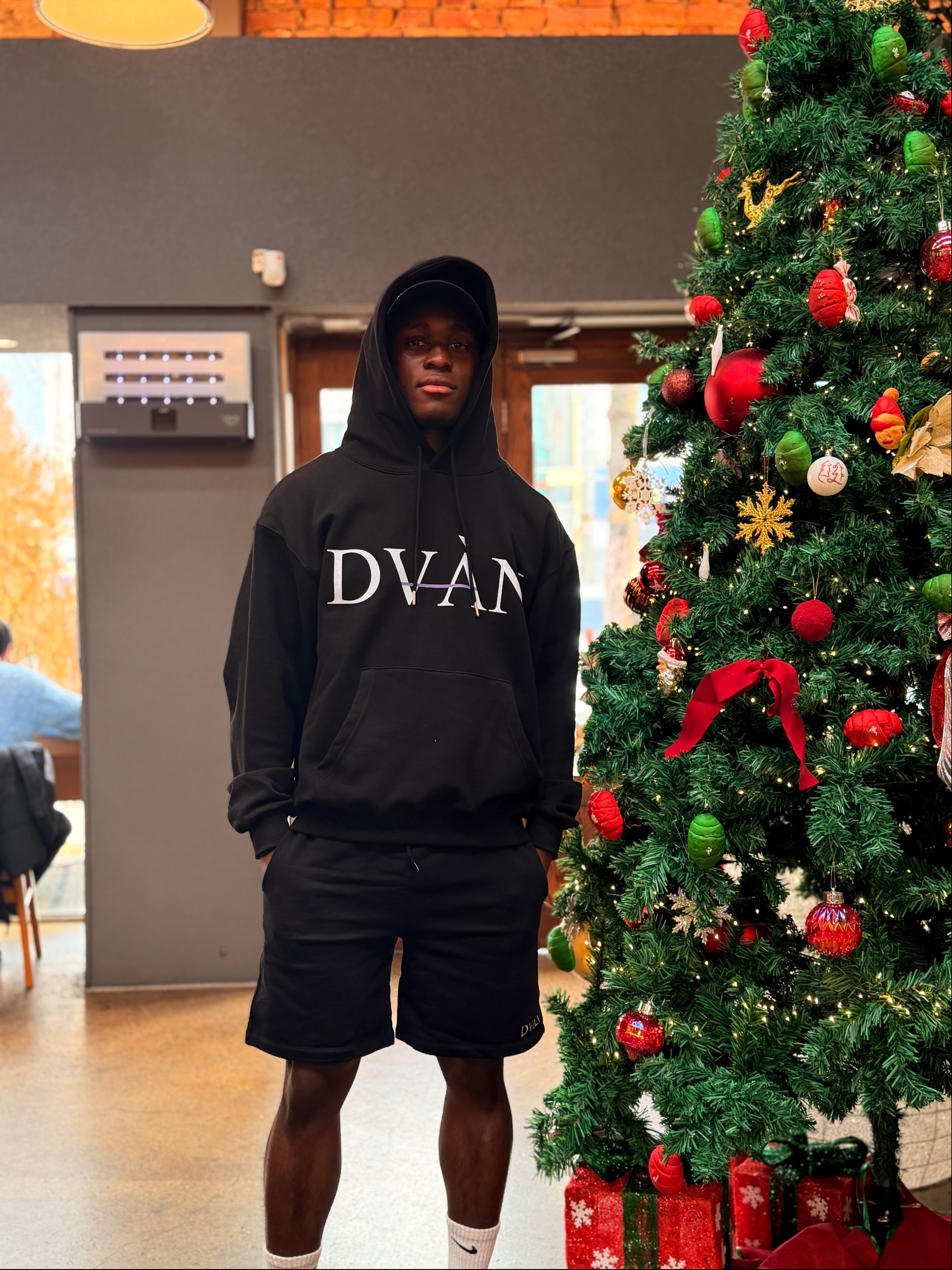 DVAN Rainbow Hoodie Black, DVAN DD Gothic Logo Cap Cobalt Blue 착용 스타일 - 5