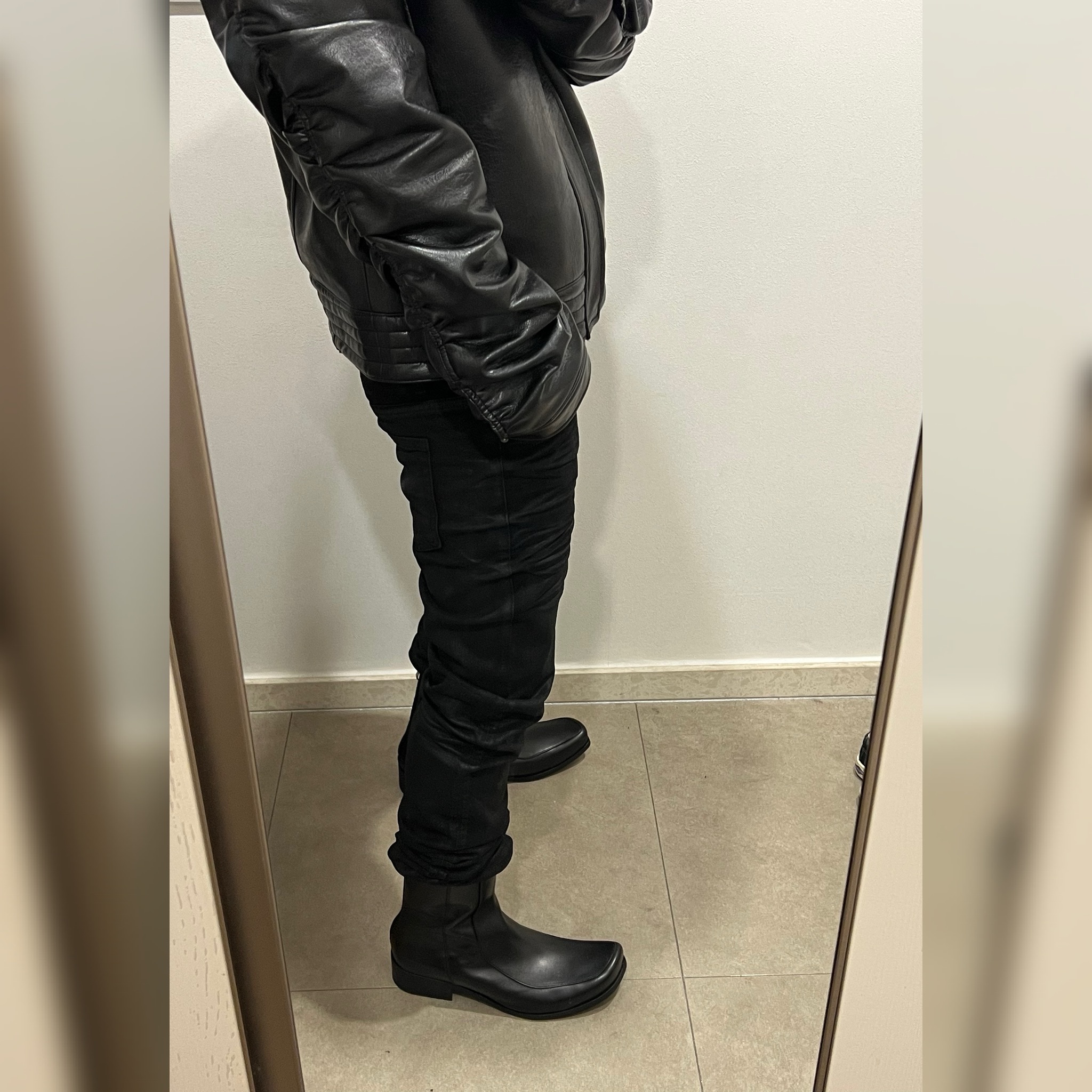 Undermycar Black Bold Chain Slim Straight Wax Coated Jeans Black 착용 스타일 - 2