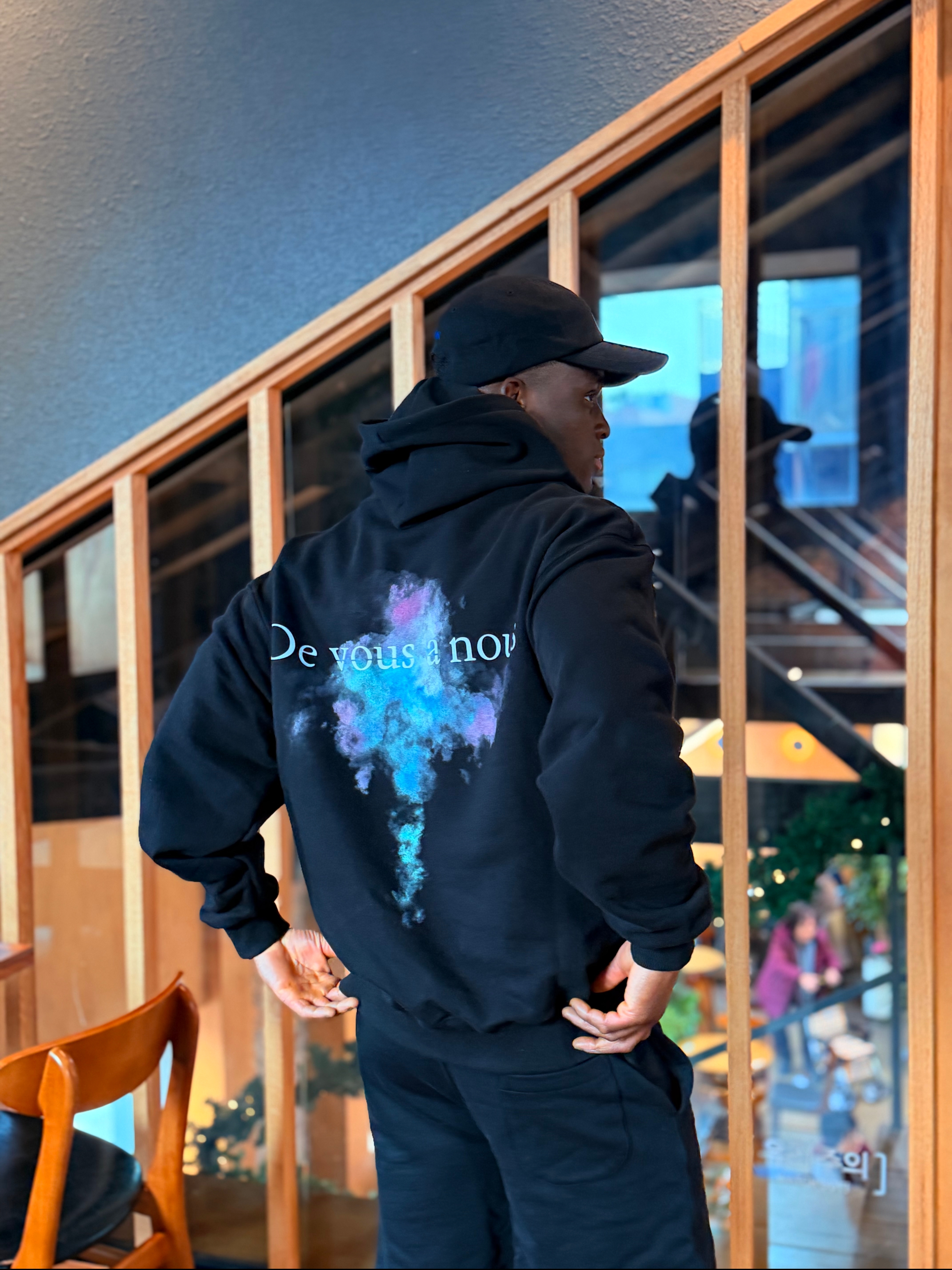 DVAN Rainbow Hoodie Black, DVAN DD Gothic Logo Cap Cobalt Blue 착용 스타일 - 4