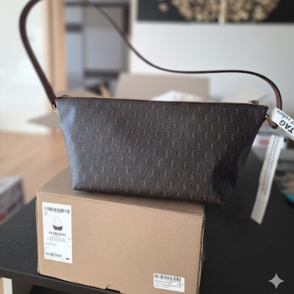 Saint Laurent Le Monogram Crossbody Bag in Monogram Canvas and Smooth Leather Chestnut 착용 스타일