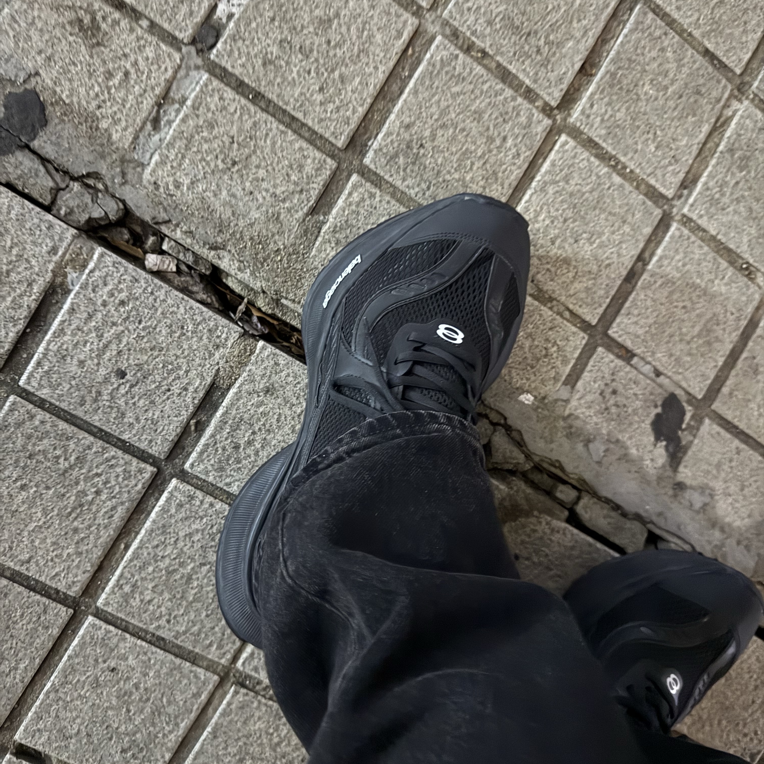 Balenciaga Circuit Sneaker Black 착용 스타일
