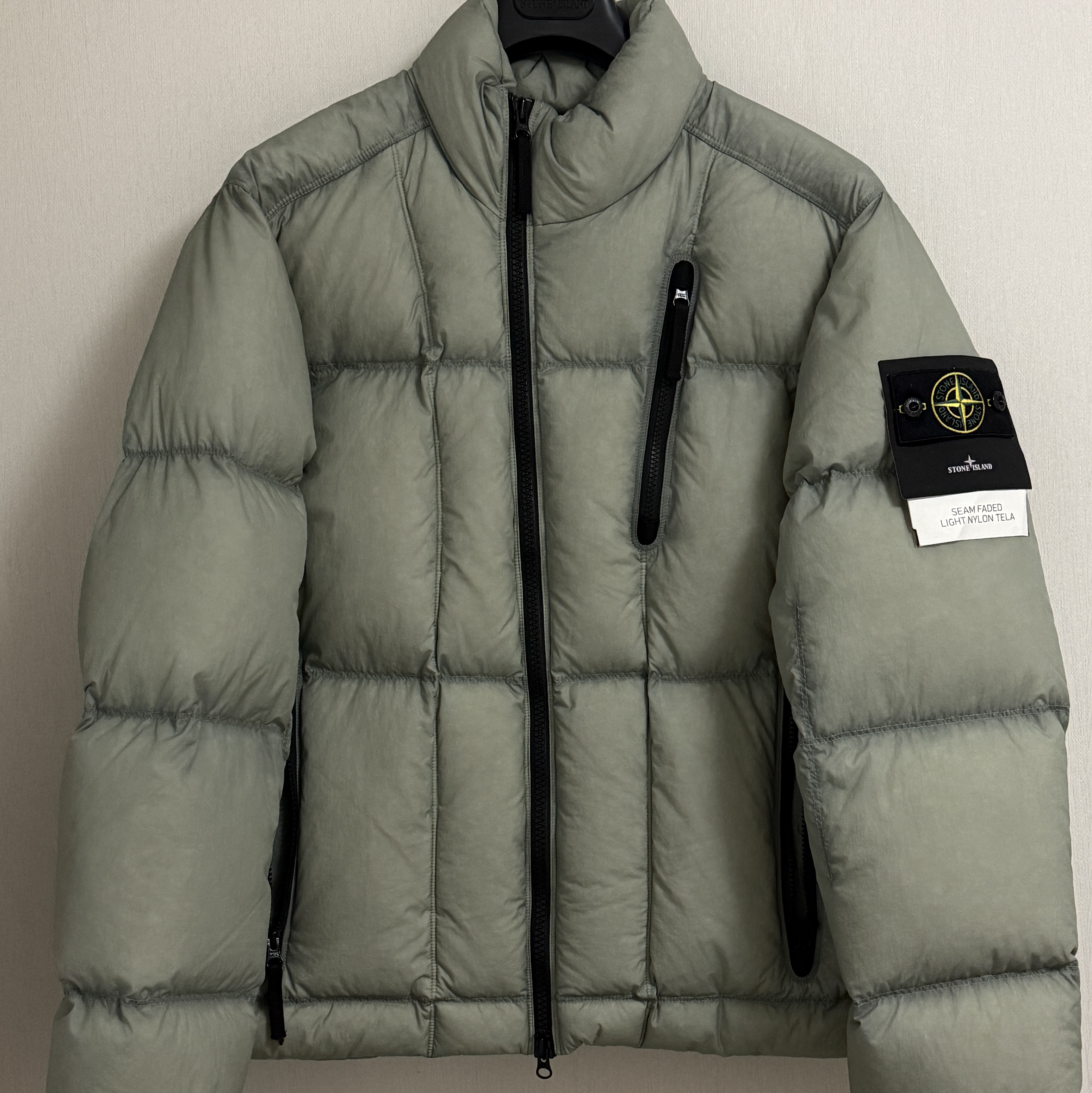 Stone Island 4100017 Seam Faded Light Nylon Tela Lightweight Stand Collar Down Jacket Sage Green - 26SS 착용 스타일