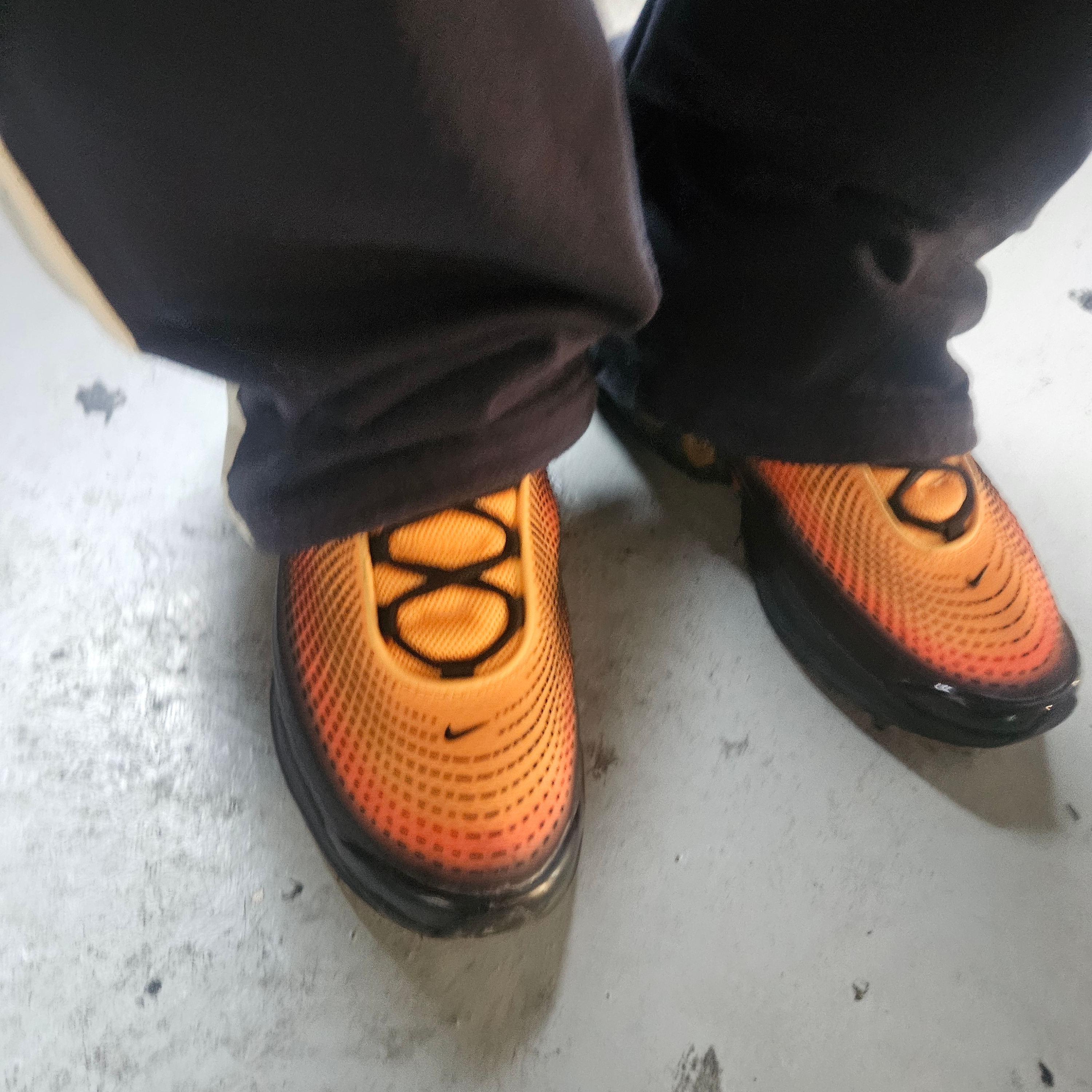 Nike Air Max Dn SE Laser Orange Comet Red 착용 스타일