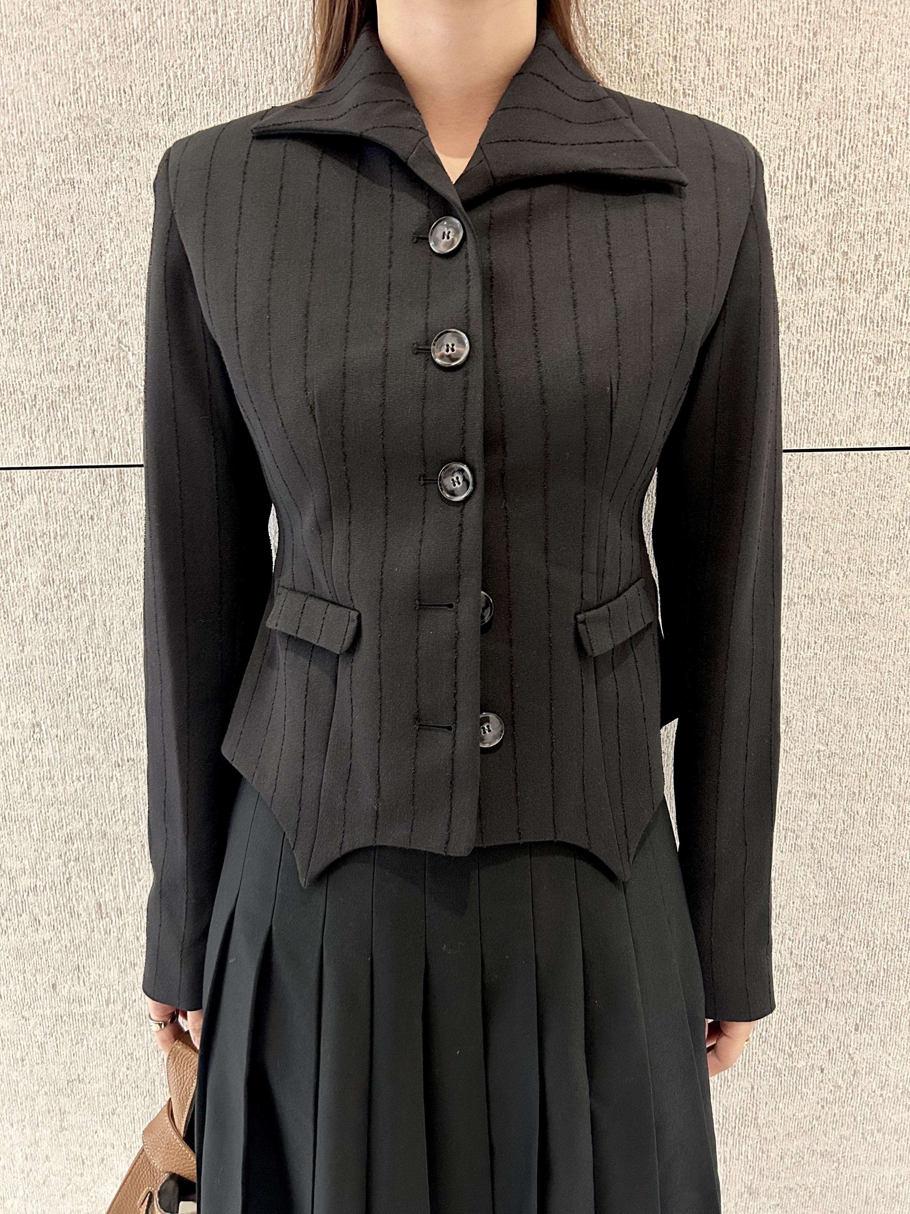 Avavav Women Blazer Pinstripe Black - 25FW 착용 스타일 - 1