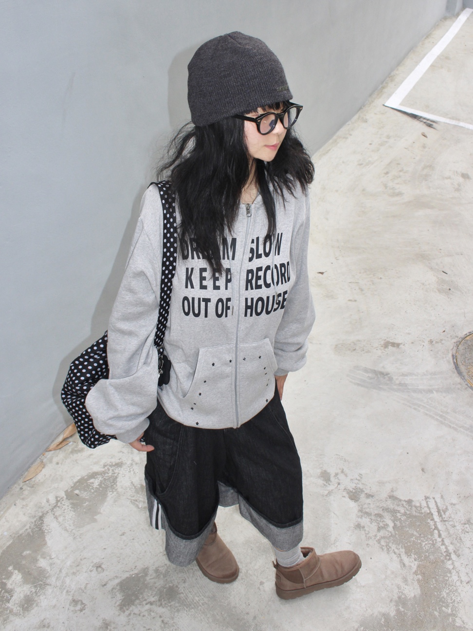 SLOW RECORD HOUSE Typo Star Hood Zip-Up Grey 착용 스타일 - 3
