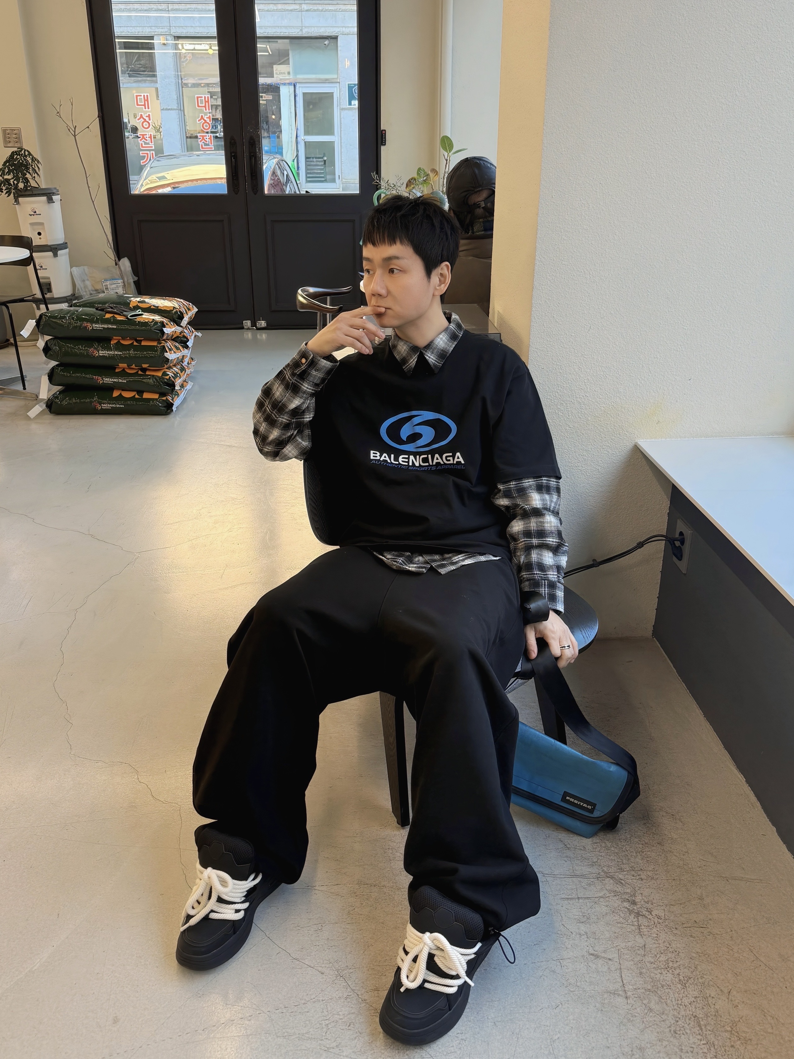 Balenciaga Surfer Cracked Logo T-Shirt Black Blue 착용 스타일 - 1
