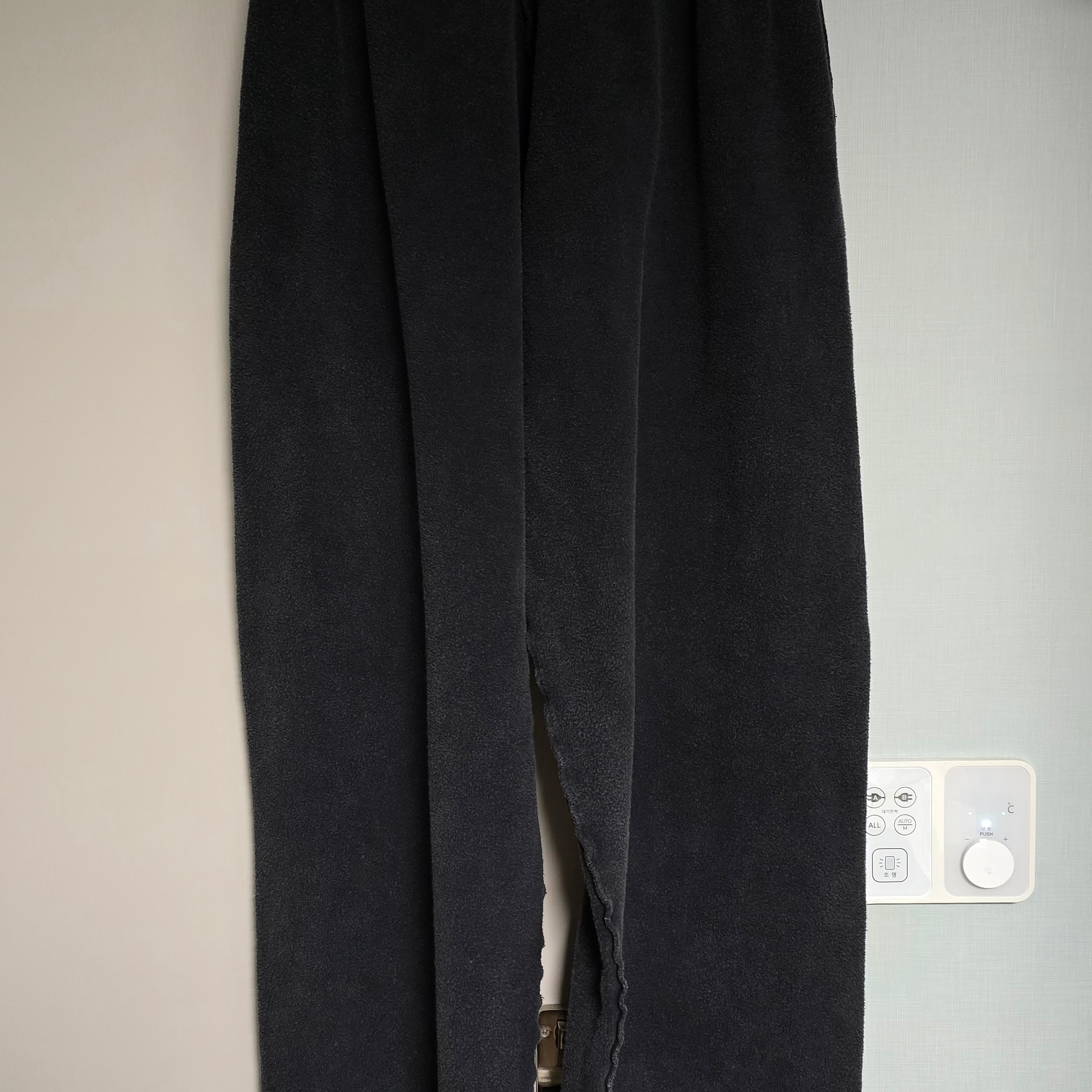 Balenciaga 3B Sports Icon Inside-Out Oversized Sweatpants Faded Black 착용 스타일 - 2