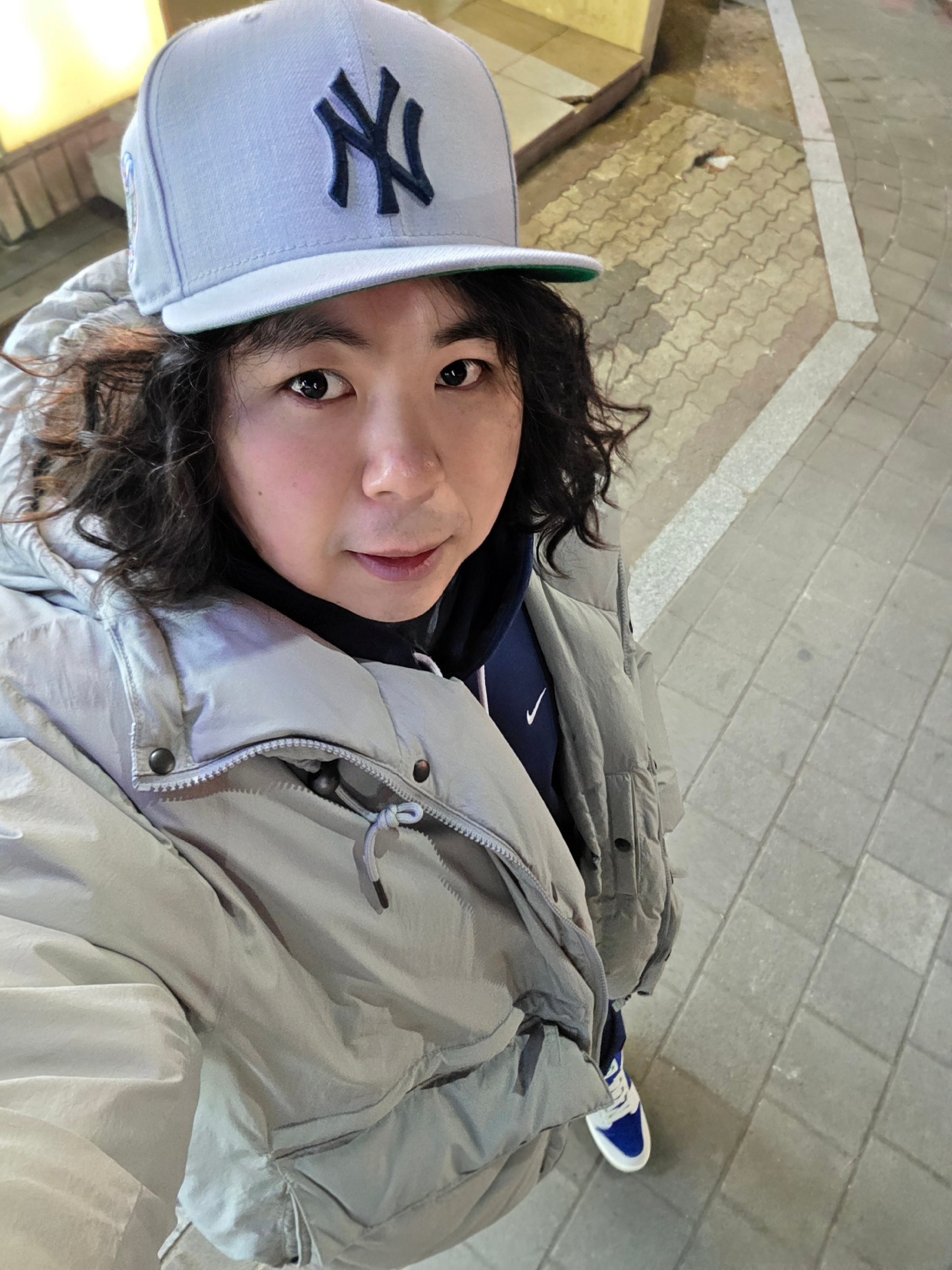 Nike SB Dunk Low Pro Phantom and Hyper Royal, Nike Solo Swoosh Fleece Pullover Hoodie Midnight Navy - US/EU 착용 스타일 - 1