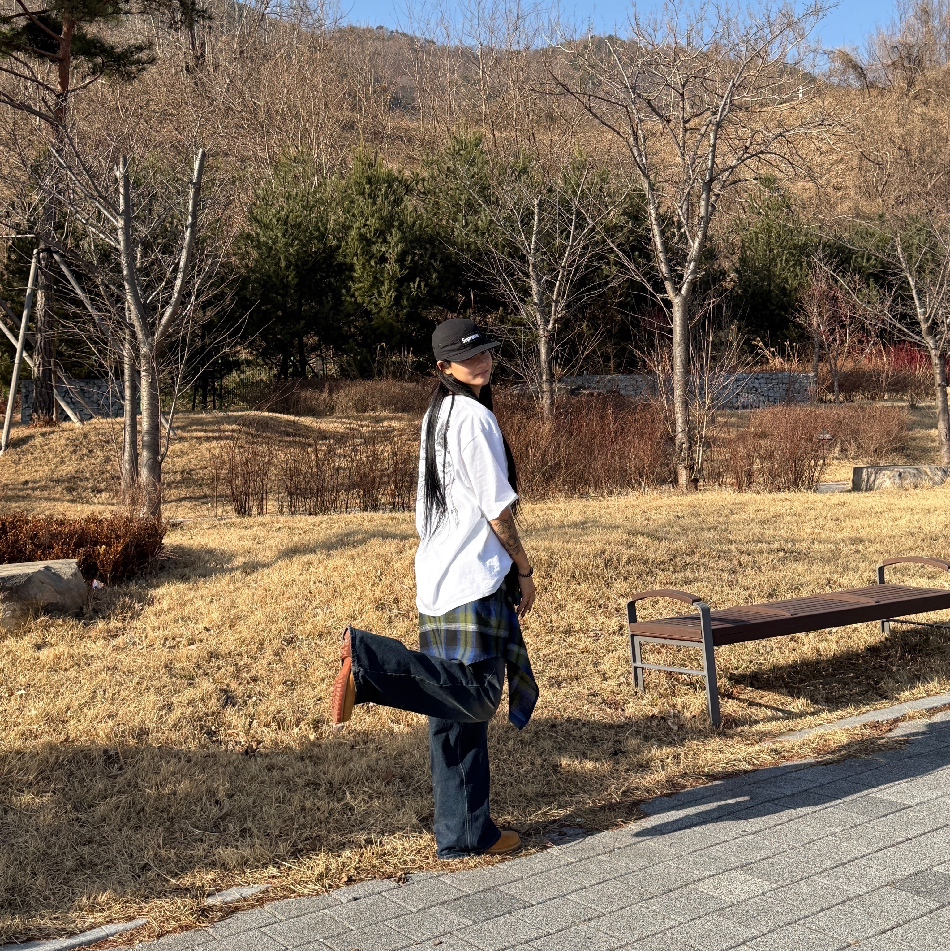 Stussy In Bloom T-Shirt White, Supreme Military Camp Cap Black - 25SS 착용 스타일