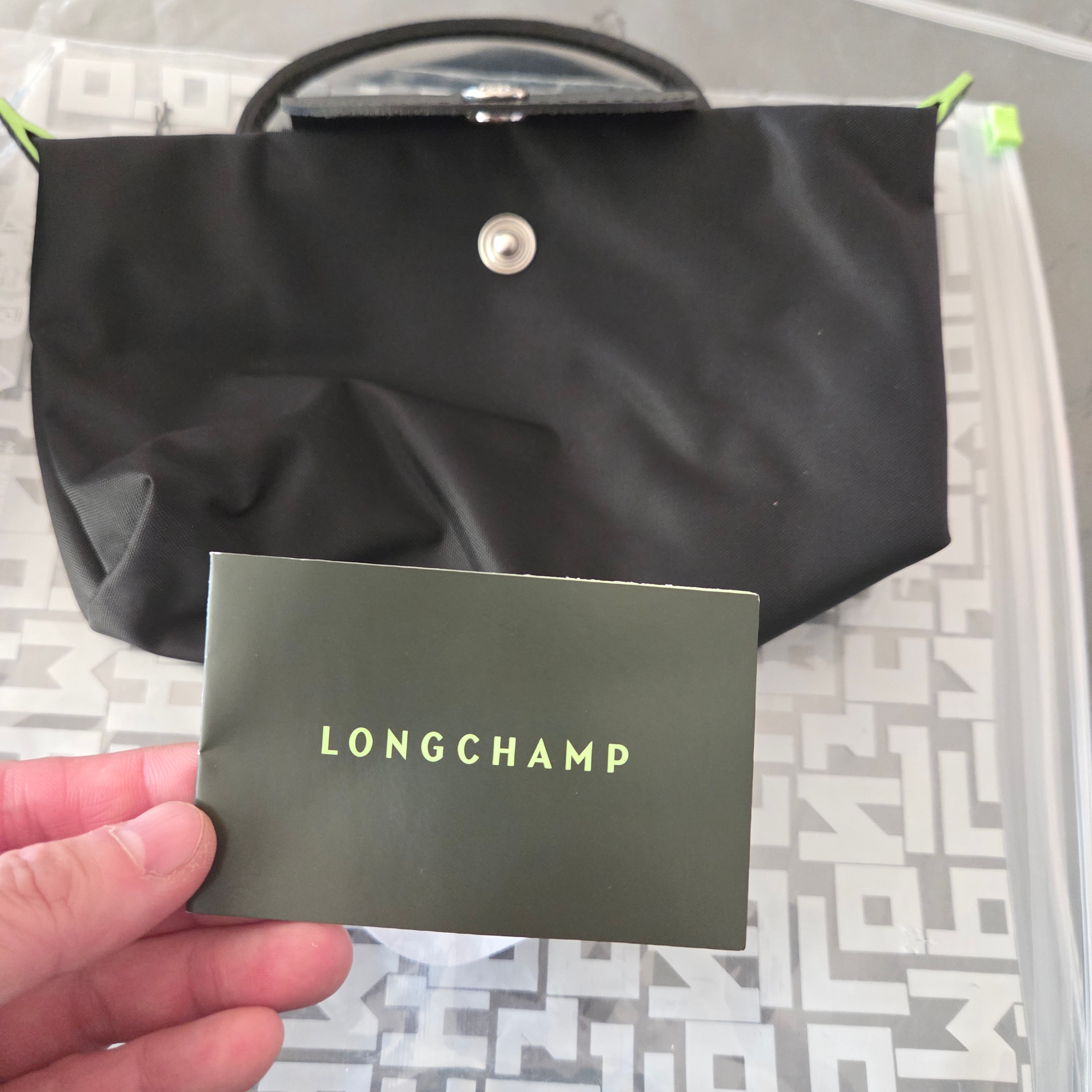 Longchamp Le Pliage Green Handle Pouch Black 착용 스타일 - 4