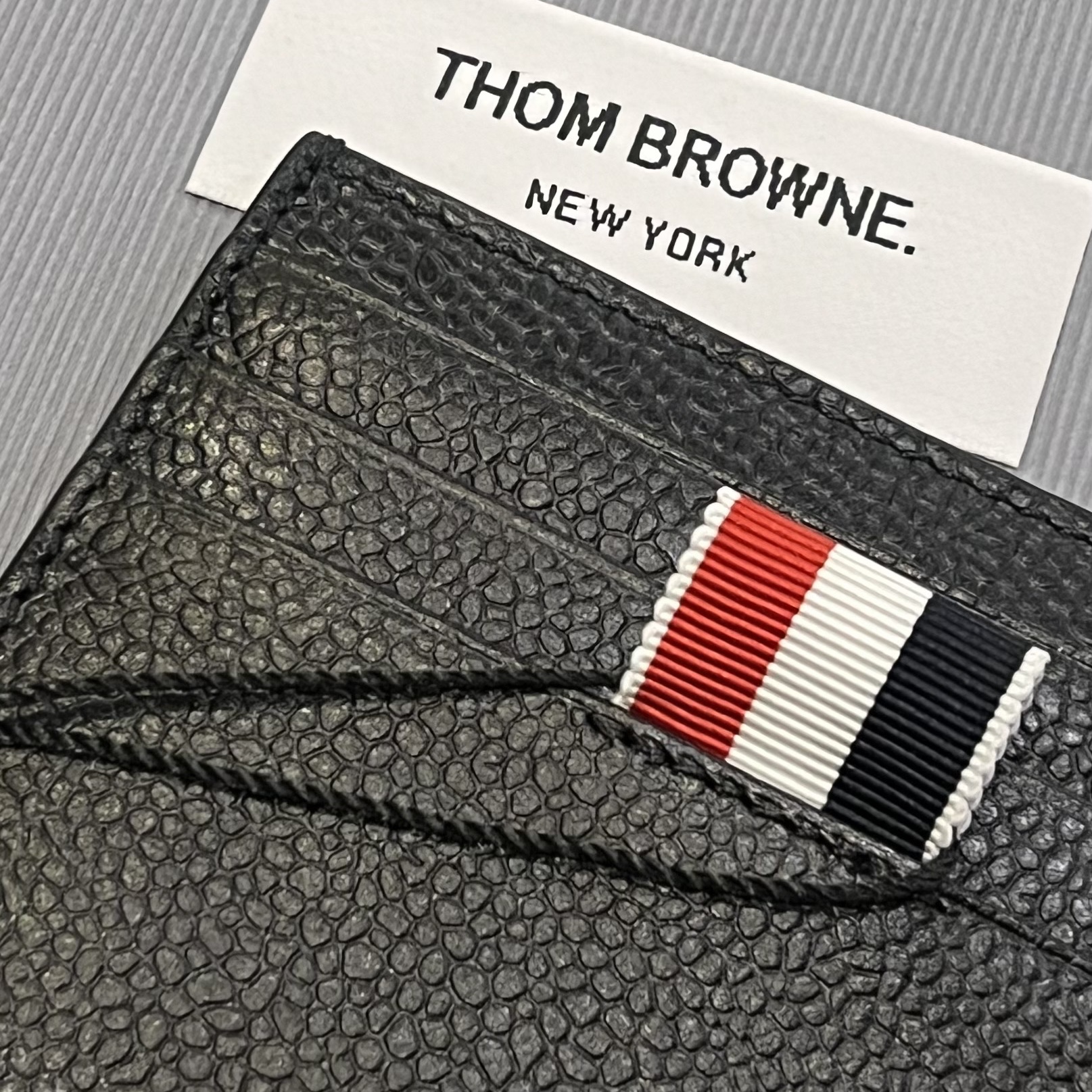 Thom Browne Pebble Grain Leather Stripe Note Compartment Card Holder Black 착용 스타일