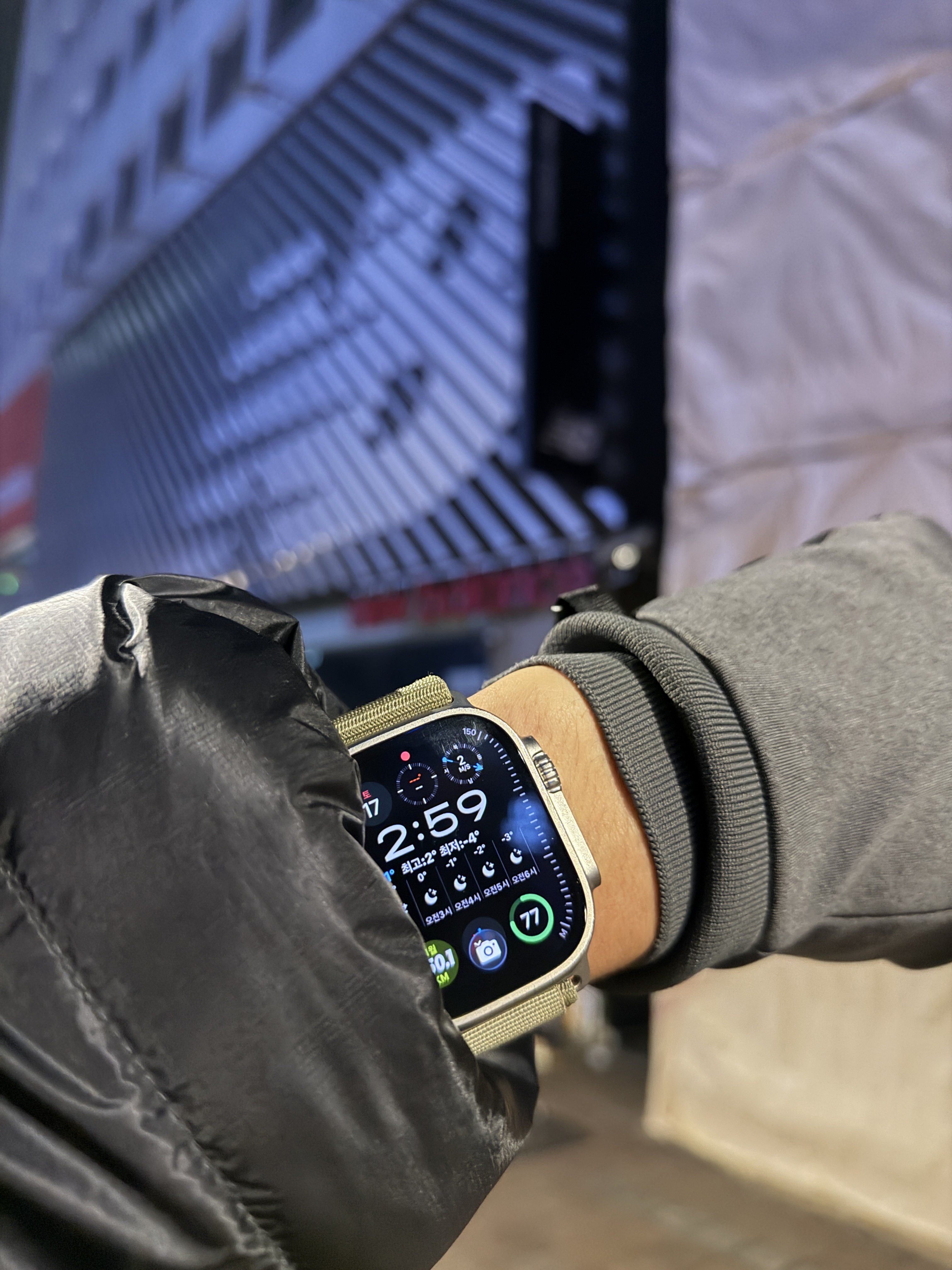 Patagonia Grade VII Down Parka Black, Apple Watch Ultra 2 49mm Titanium Case with M Alpine Loop Olive (Korean Ver.) 착용 스타일 - 1