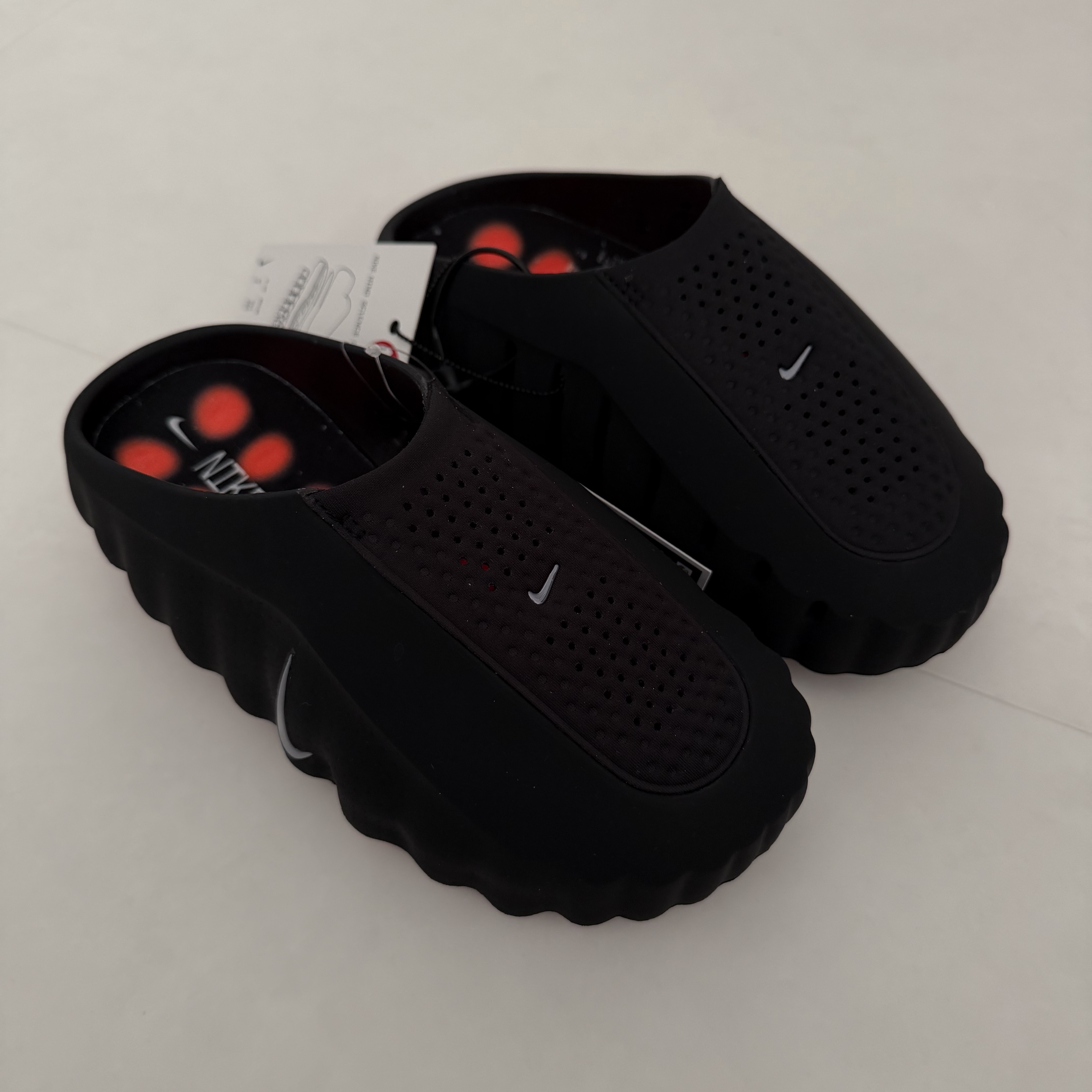 (W) Nike Mind 001 Black Hyper Crimson 착용 스타일 - 1
