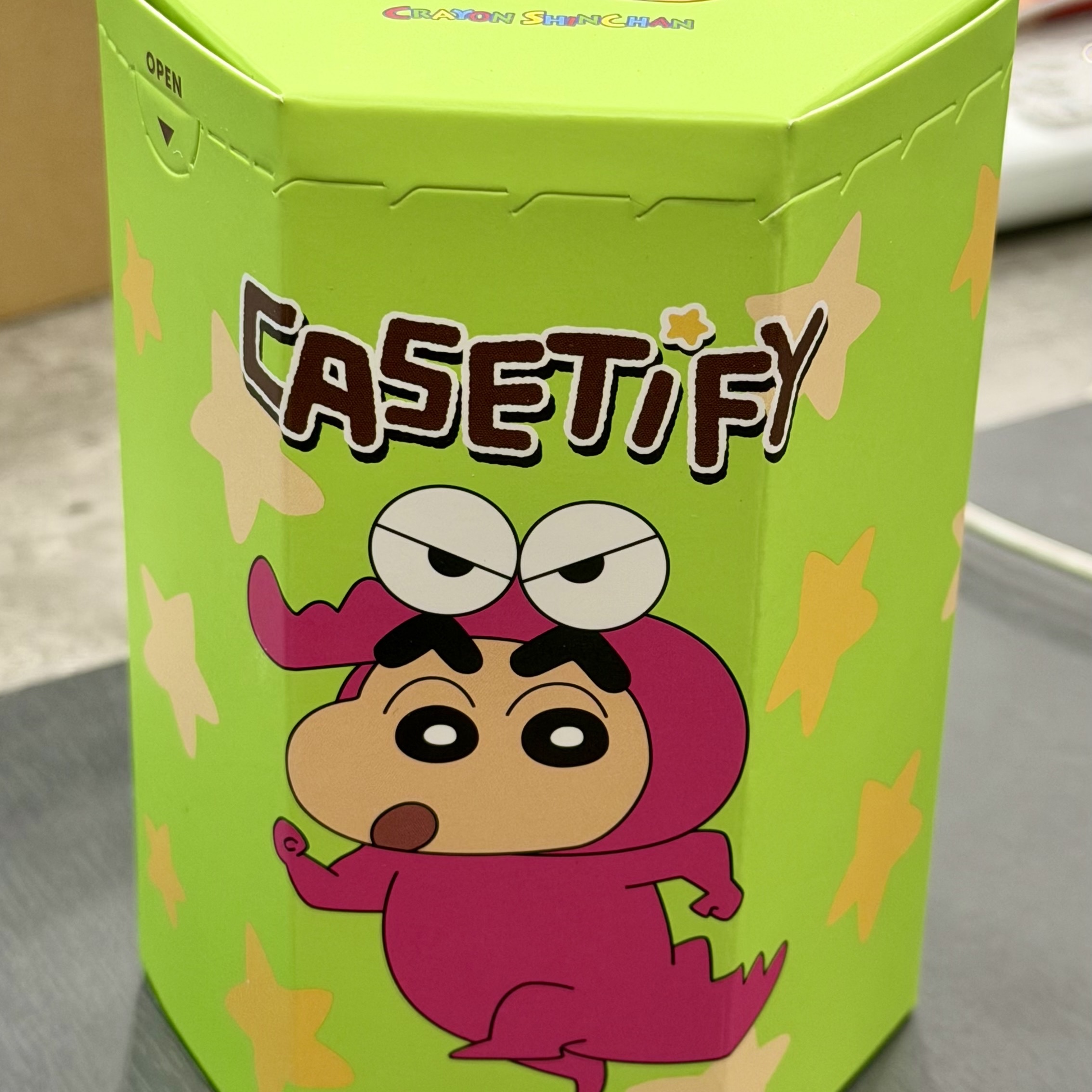 Casetify x Crayon Shin-Chan Chocobi Collectible Earbuds Case 착용 스타일 - 1