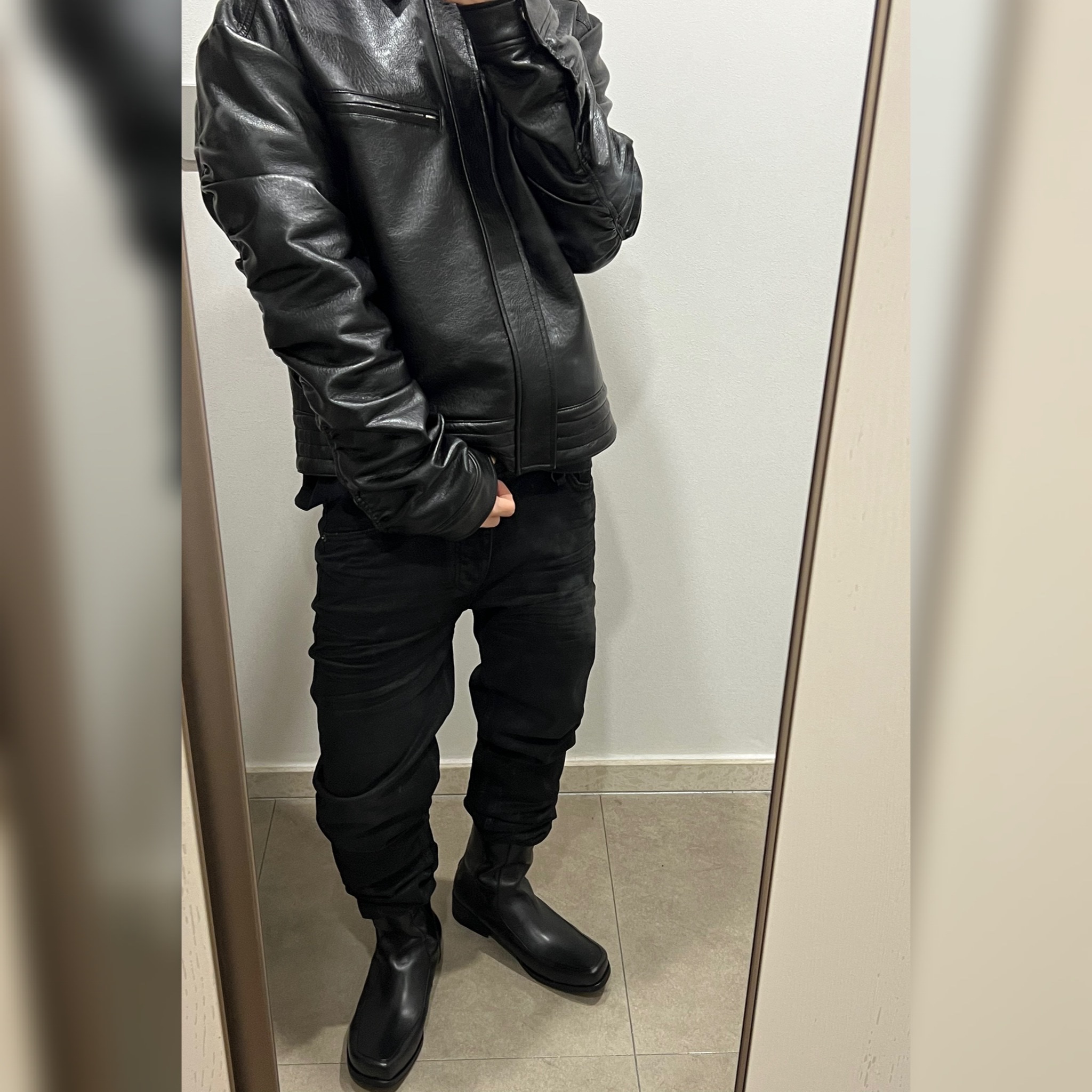 Undermycar Black Bold Chain Slim Straight Wax Coated Jeans Black 착용 스타일 - 1
