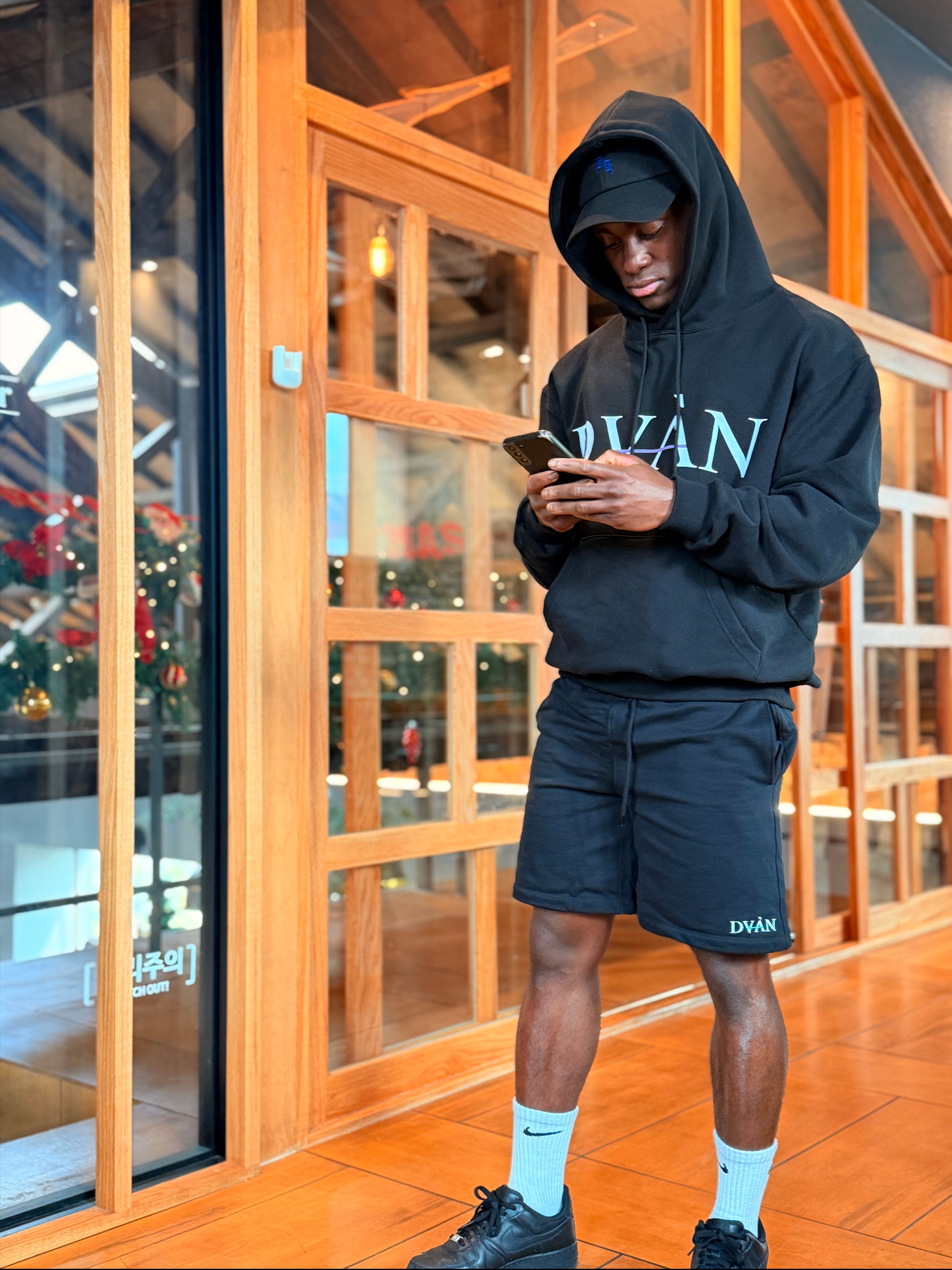 DVAN Rainbow Hoodie Black, DVAN DD Gothic Logo Cap Cobalt Blue 착용 스타일 - 3