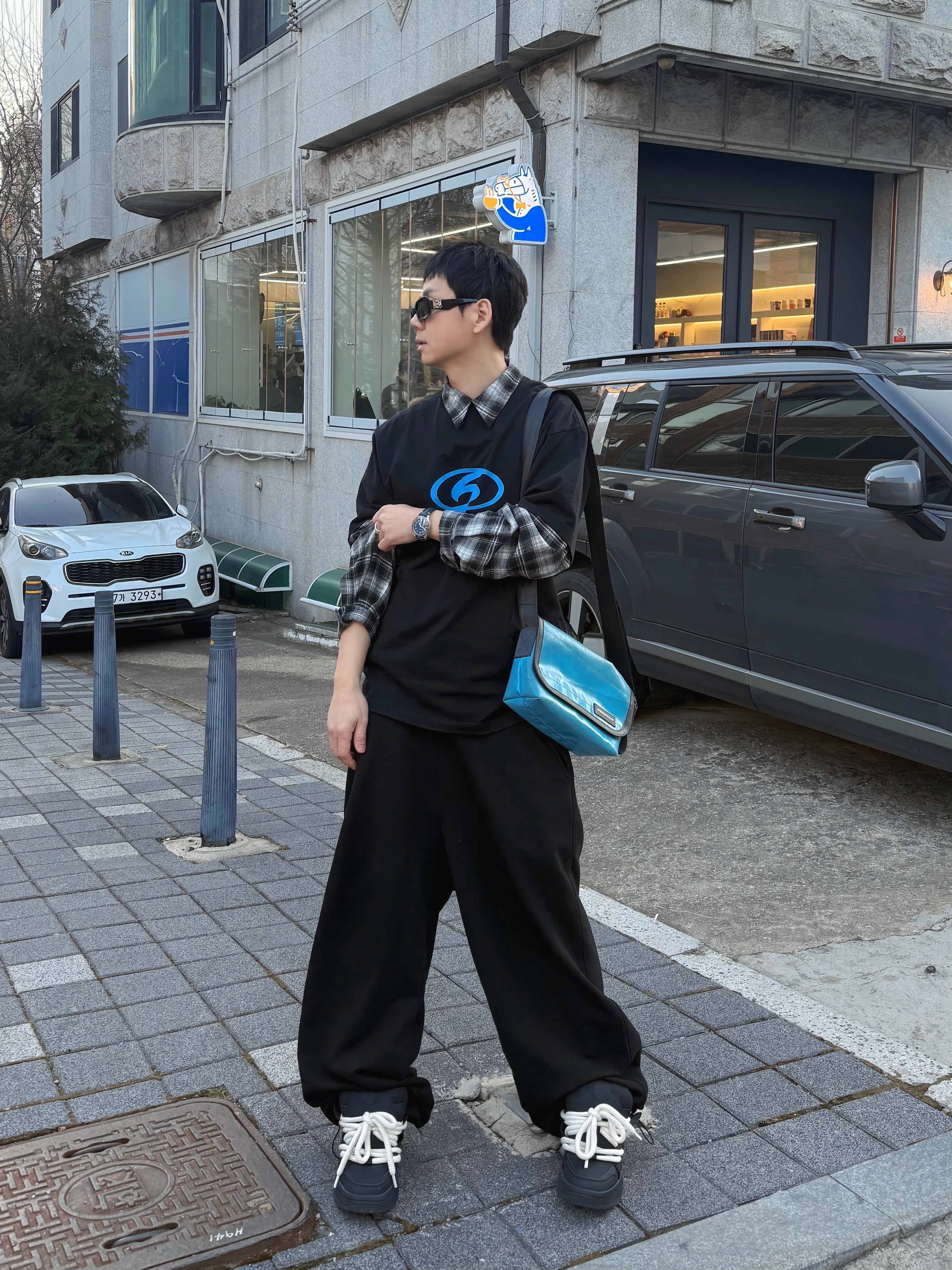 Balenciaga Surfer Cracked Logo T-Shirt Black Blue 착용 스타일 - 2