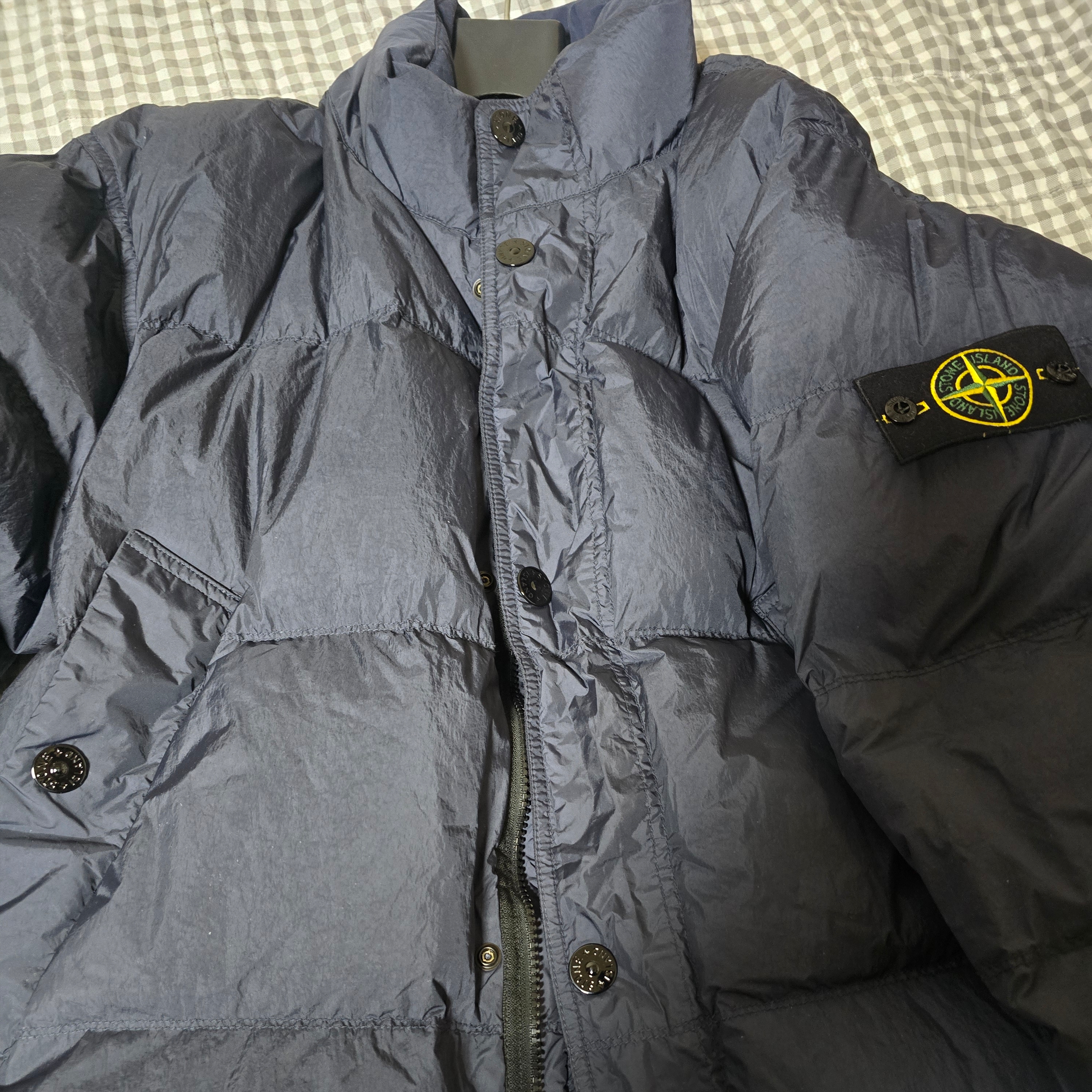 Stone Island 4100010 Crinkle Reps NY Recycled Nylon Down Jacket with Wind Resistant Navy Blue - 25FW 착용 스타일