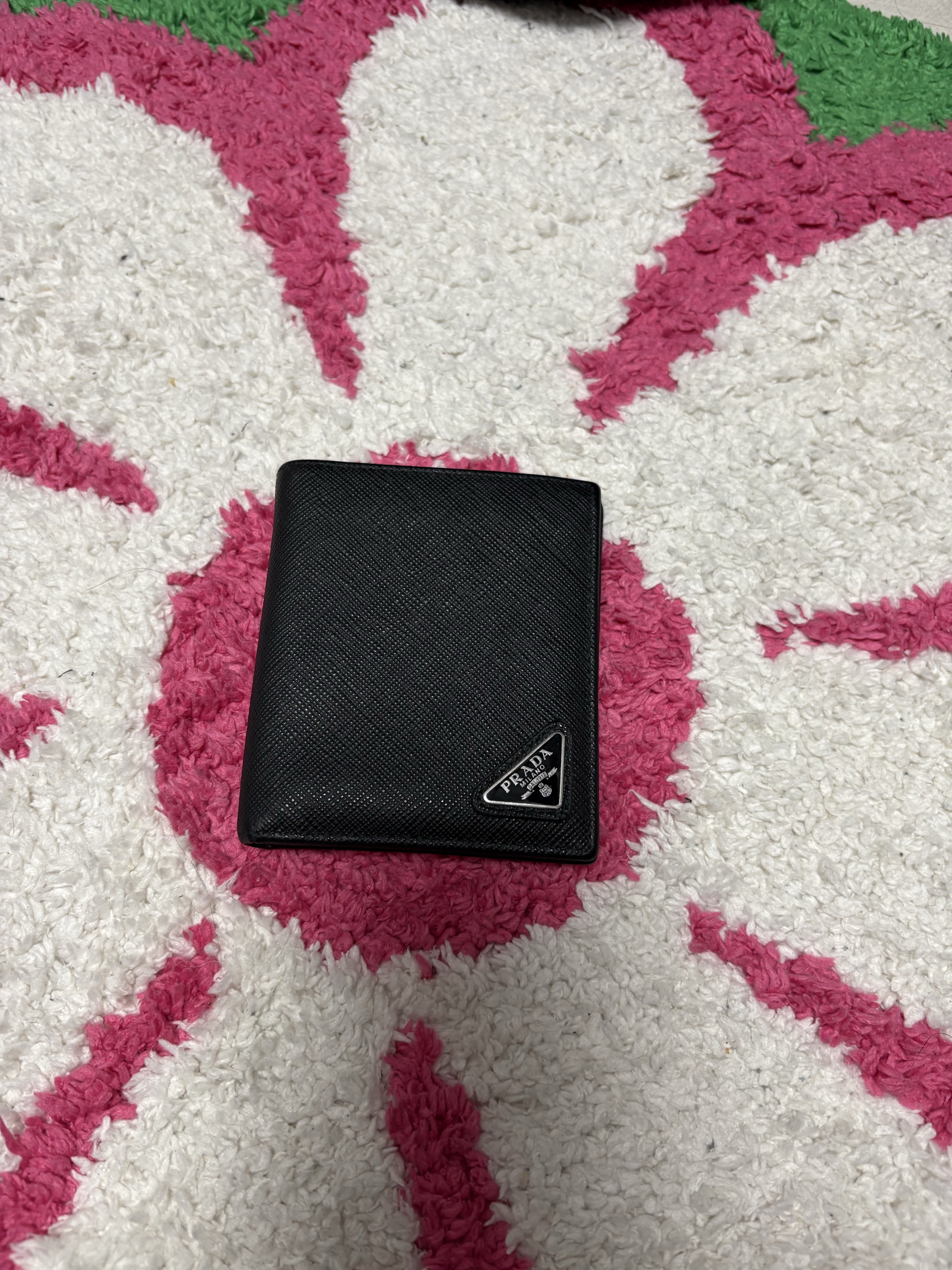 Prada Saffiano Leather Wallet Black 착용 스타일
