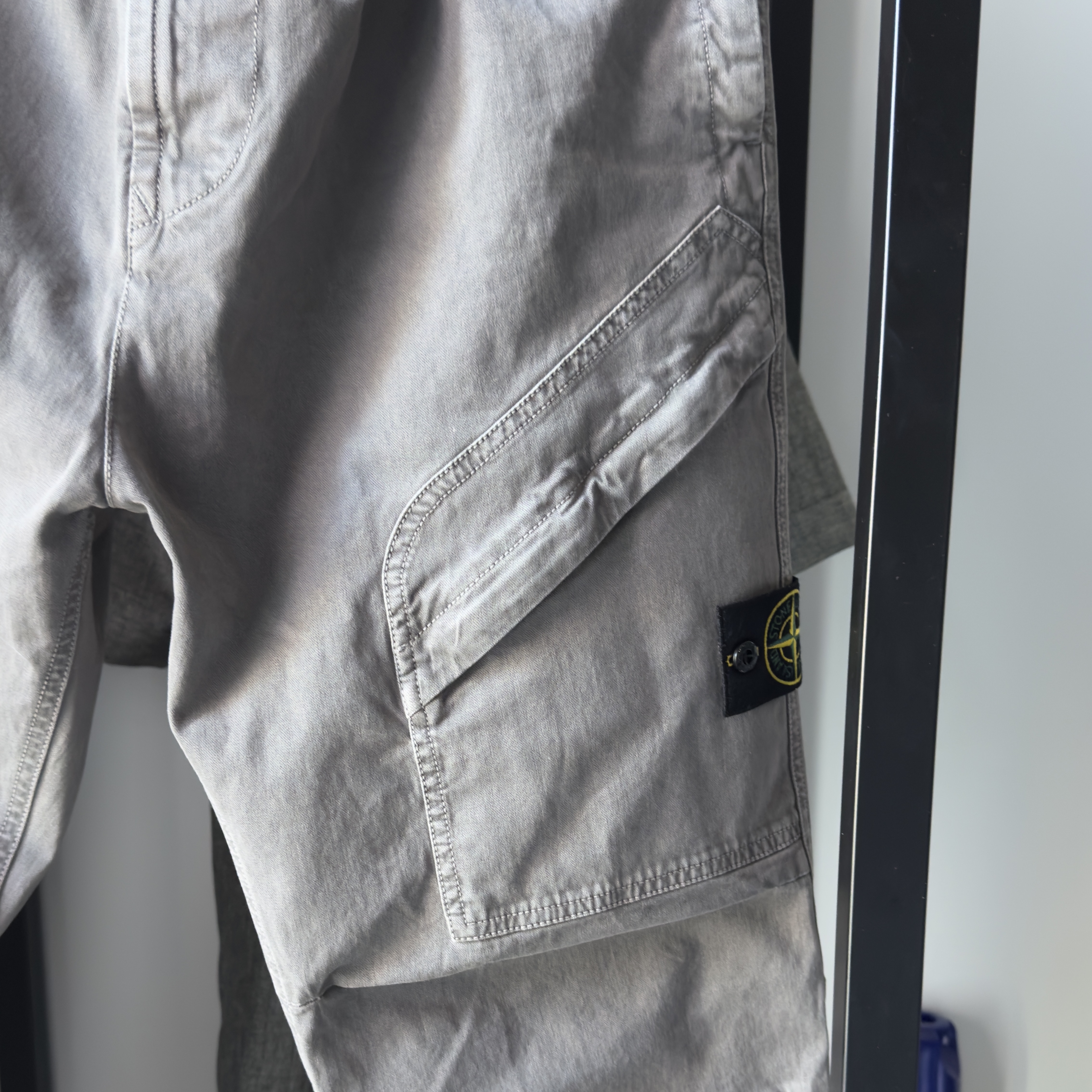 Stone Island 3100036 Stretch Organic Broken Twill Cotton Old Effect Loose Fit Jogger Trousers with Snap and Zip Pockets Black - 25FW, Stone Island 3100036 Stretch Organic Broken Twill Cotton Old Effect Loose Fit Jogger Trousers with Snap and Zip Pockets Cement - 25FW 착용 스타일 - 3