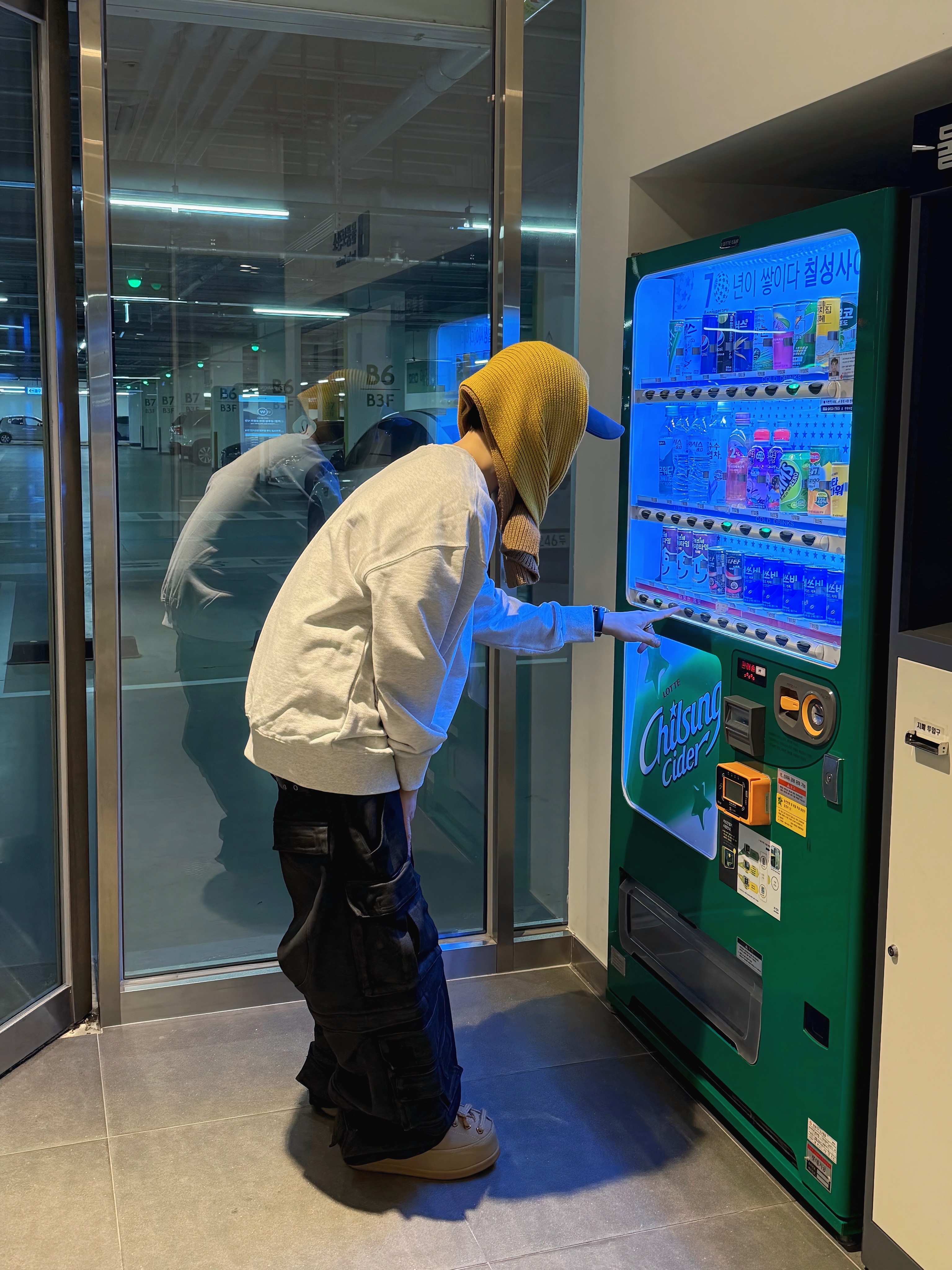 Uniqlo x Kaws Heattech Knit Scarf Yellow 착용 스타일 - 3