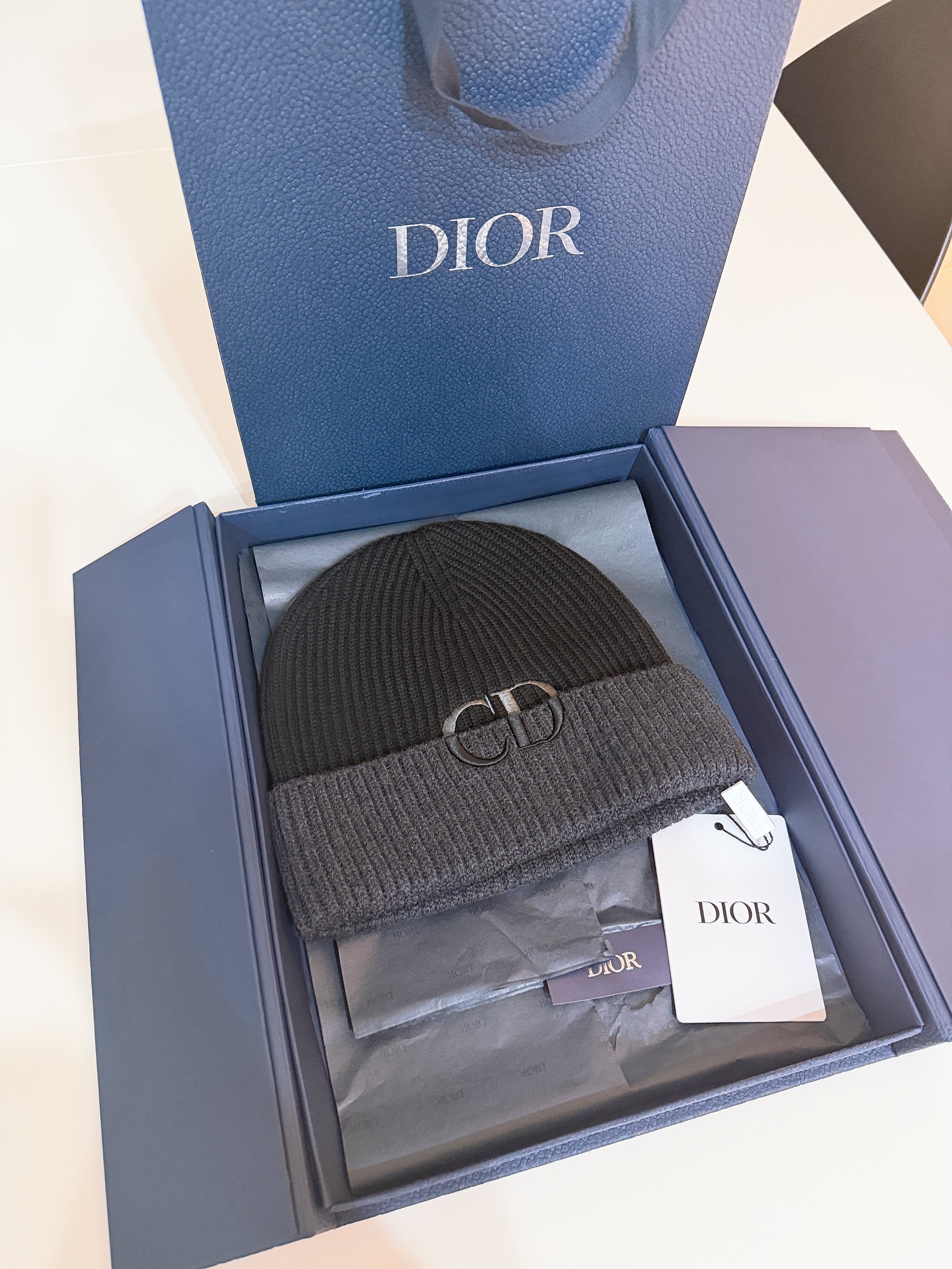 Dior CD Icon Beanie Virgin Wool Knit Black Deep Gray 착용 스타일 - 1
