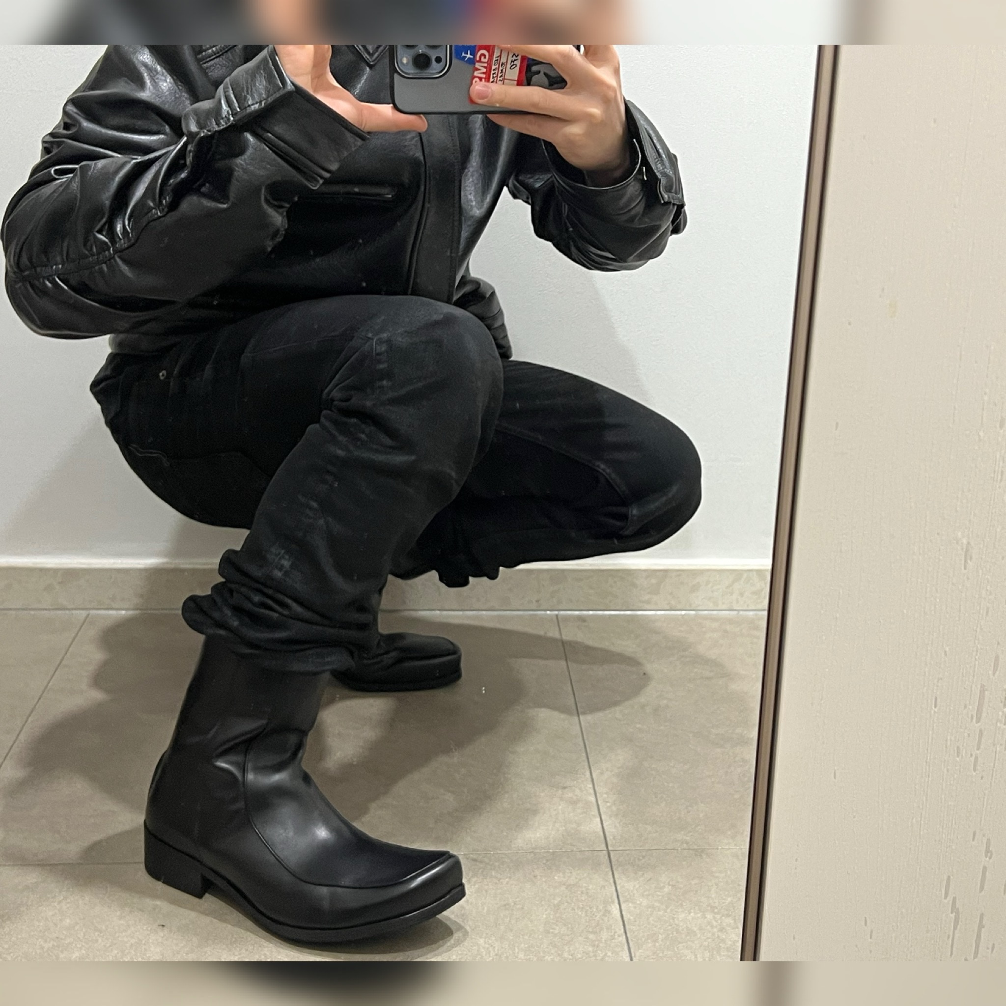 Undermycar Black Bold Chain Slim Straight Wax Coated Jeans Black 착용 스타일 - 3