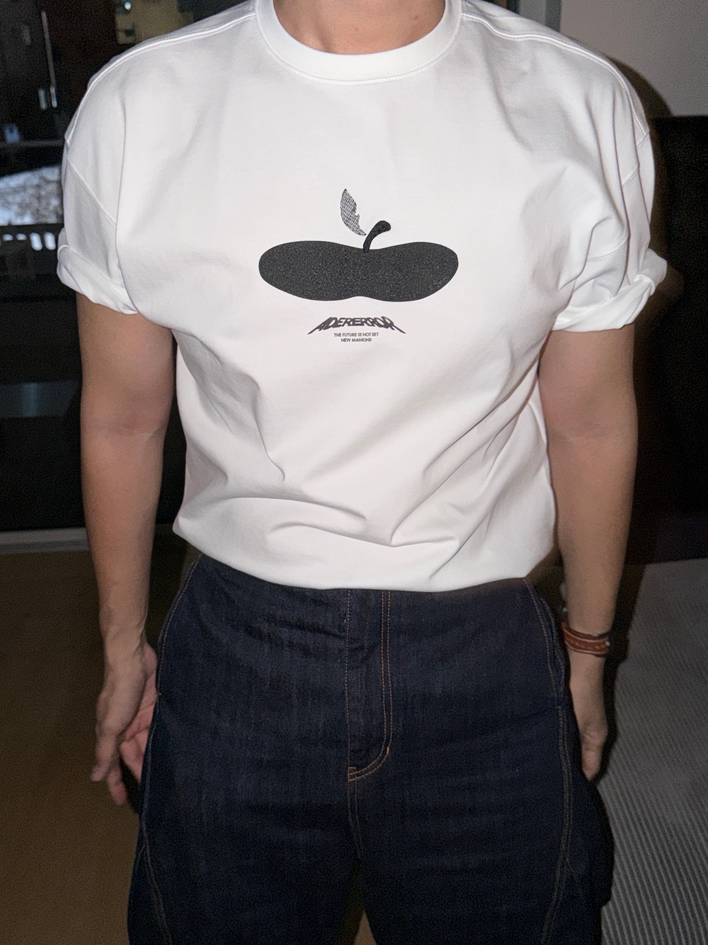 Ader Error Press Apple T-Shirt Product. 47 Off White, Ader Error Jeans Product. 55 Blue 착용 스타일