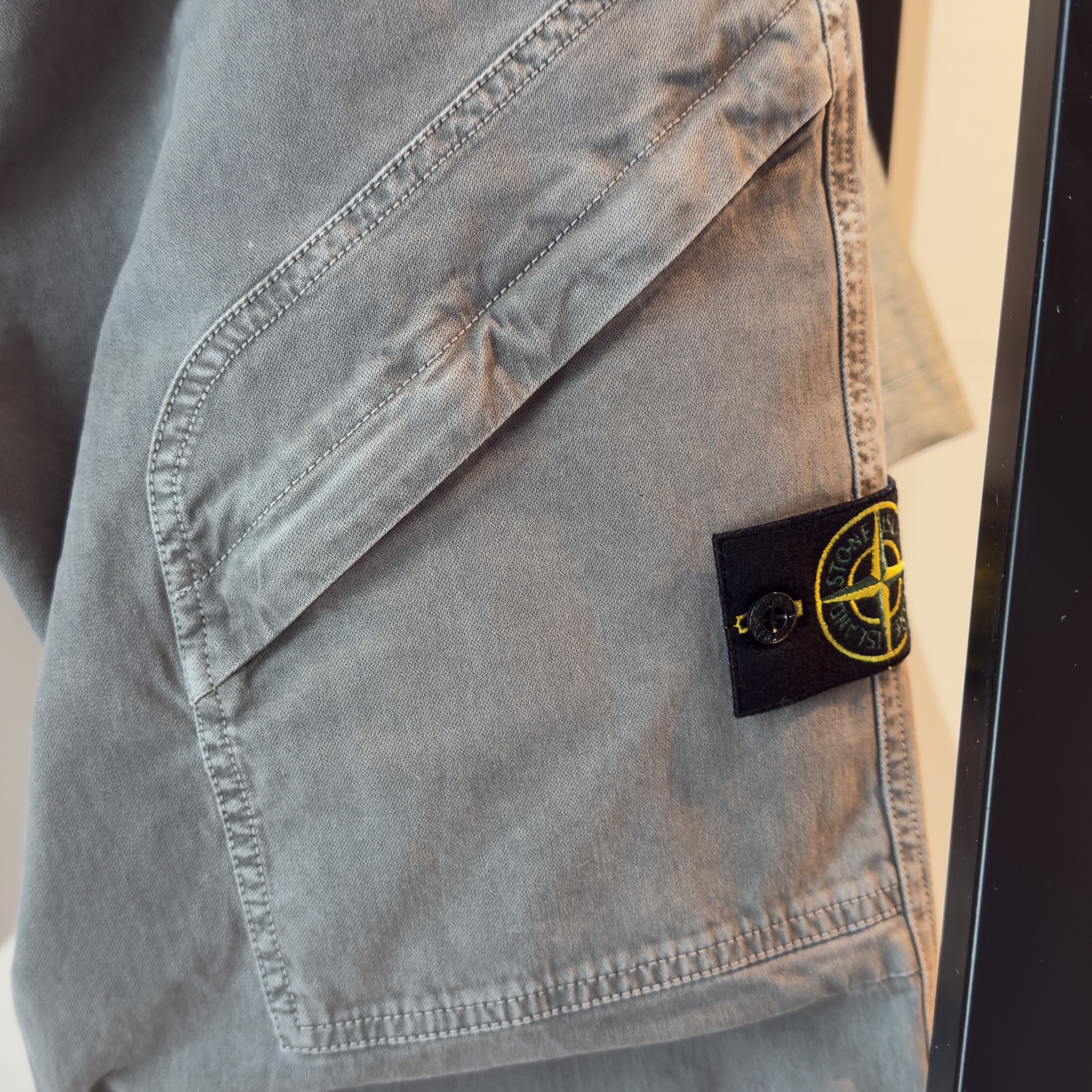 Stone Island 3100036 Stretch Organic Broken Twill Cotton Old Effect Loose Fit Jogger Trousers with Snap and Zip Pockets Black - 25FW, Stone Island 3100036 Stretch Organic Broken Twill Cotton Old Effect Loose Fit Jogger Trousers with Snap and Zip Pockets Cement - 25FW 착용 스타일 - 2