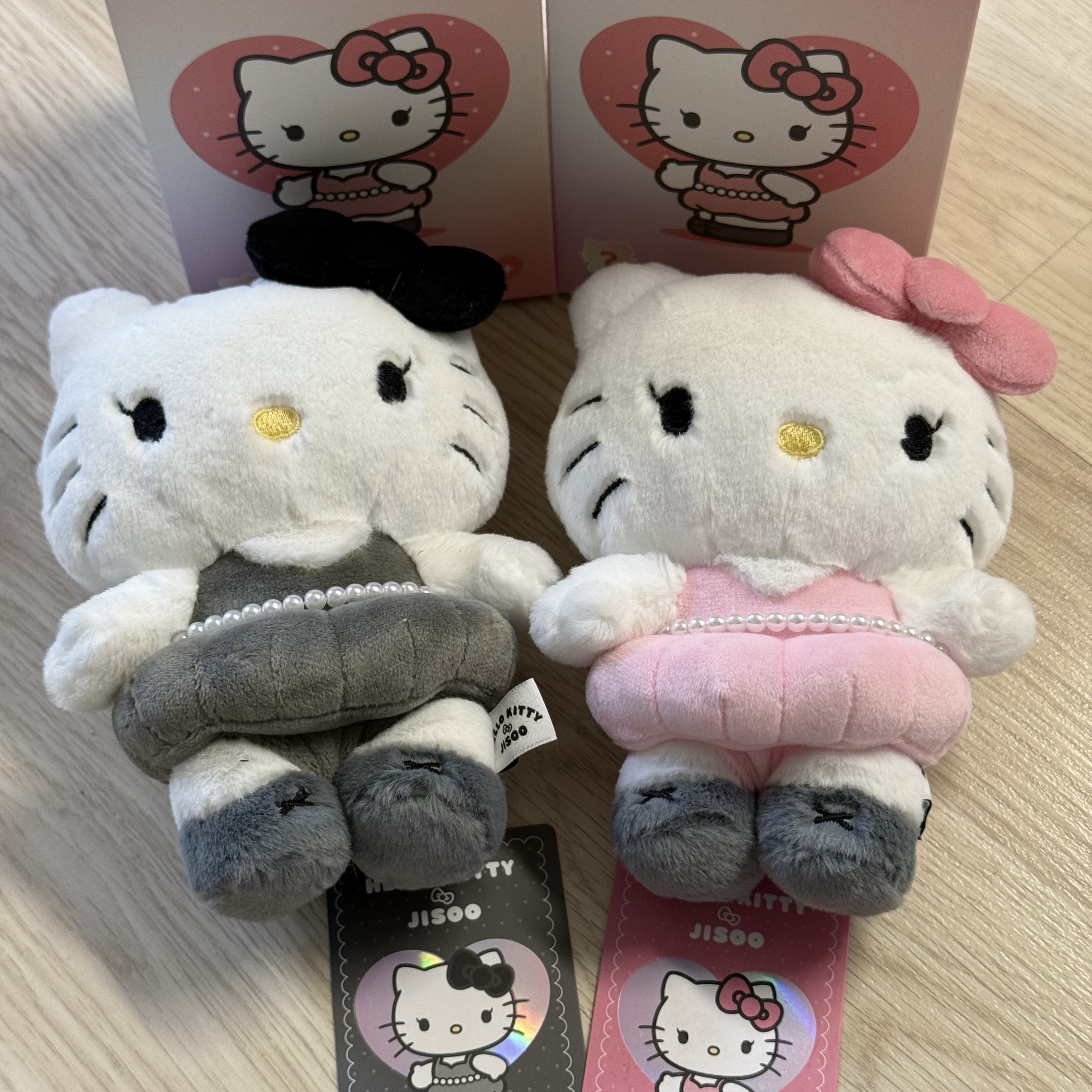 HELLO KITTY x JISOO Plush Keychain Original (Opened Case) 착용 스타일
