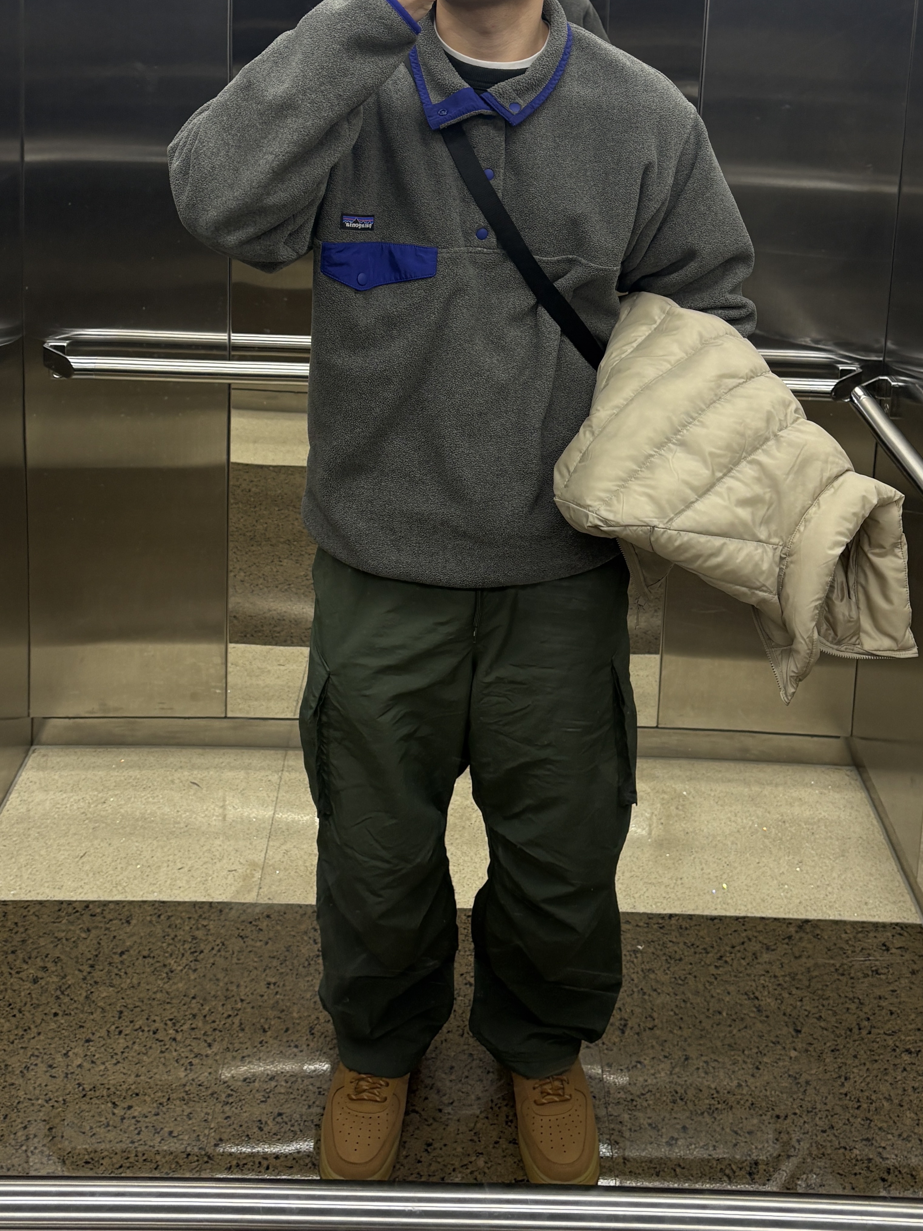 Patagonia Lightweight Synchilla Snap-T Fleece Pullover Nickel Blue, Nike Air Force 1 '07 WB Flax 착용 스타일