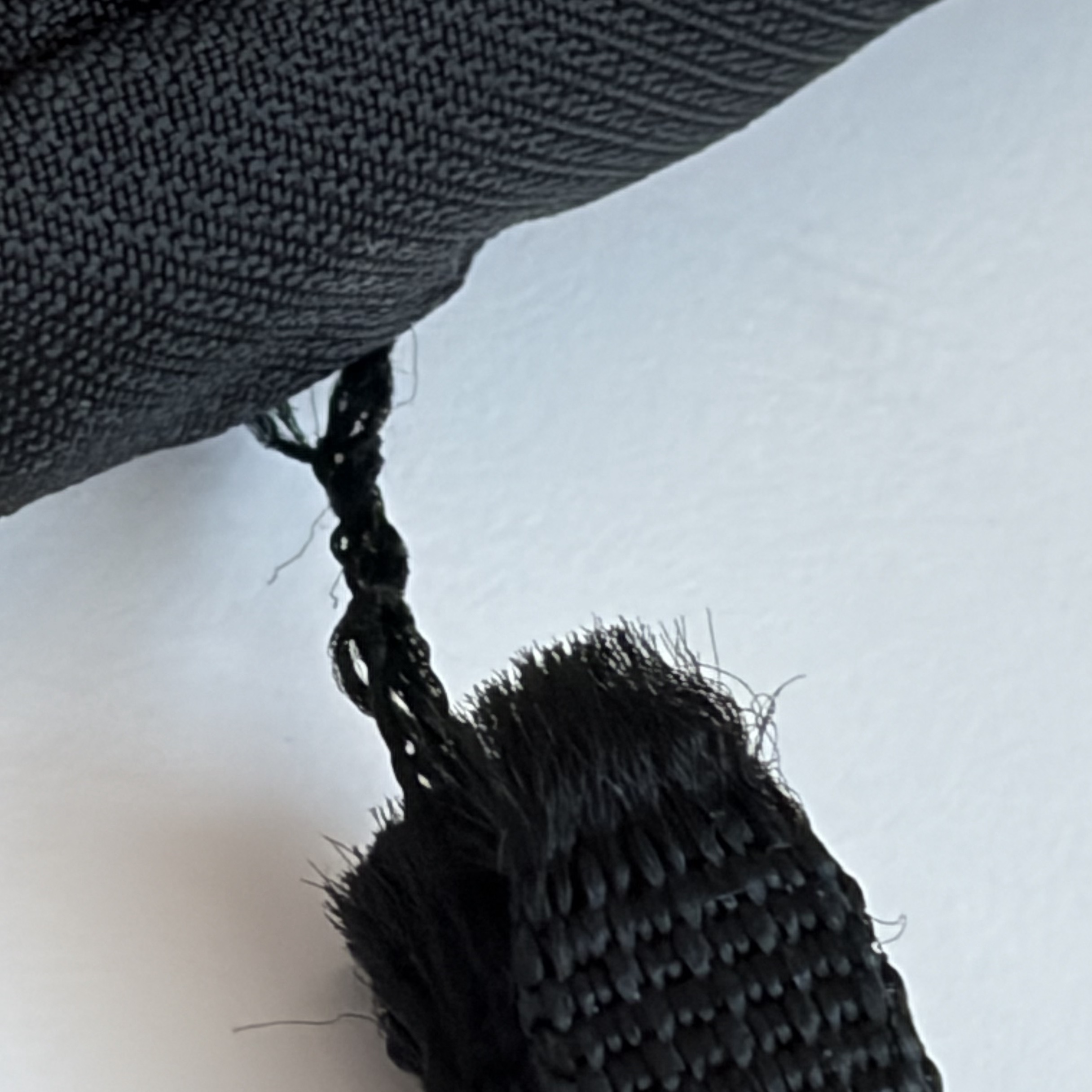 Mischief Rhombus Carabiner Pouch Black 착용 스타일 - 2